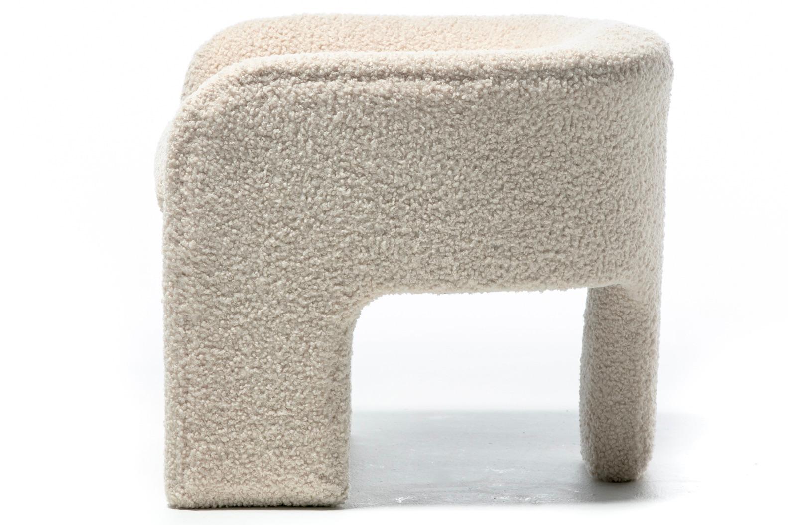 Paire de fauteuils post-modernes Preview à trois pieds, nouvellement tapissés en ivoire boucl  en vente 11