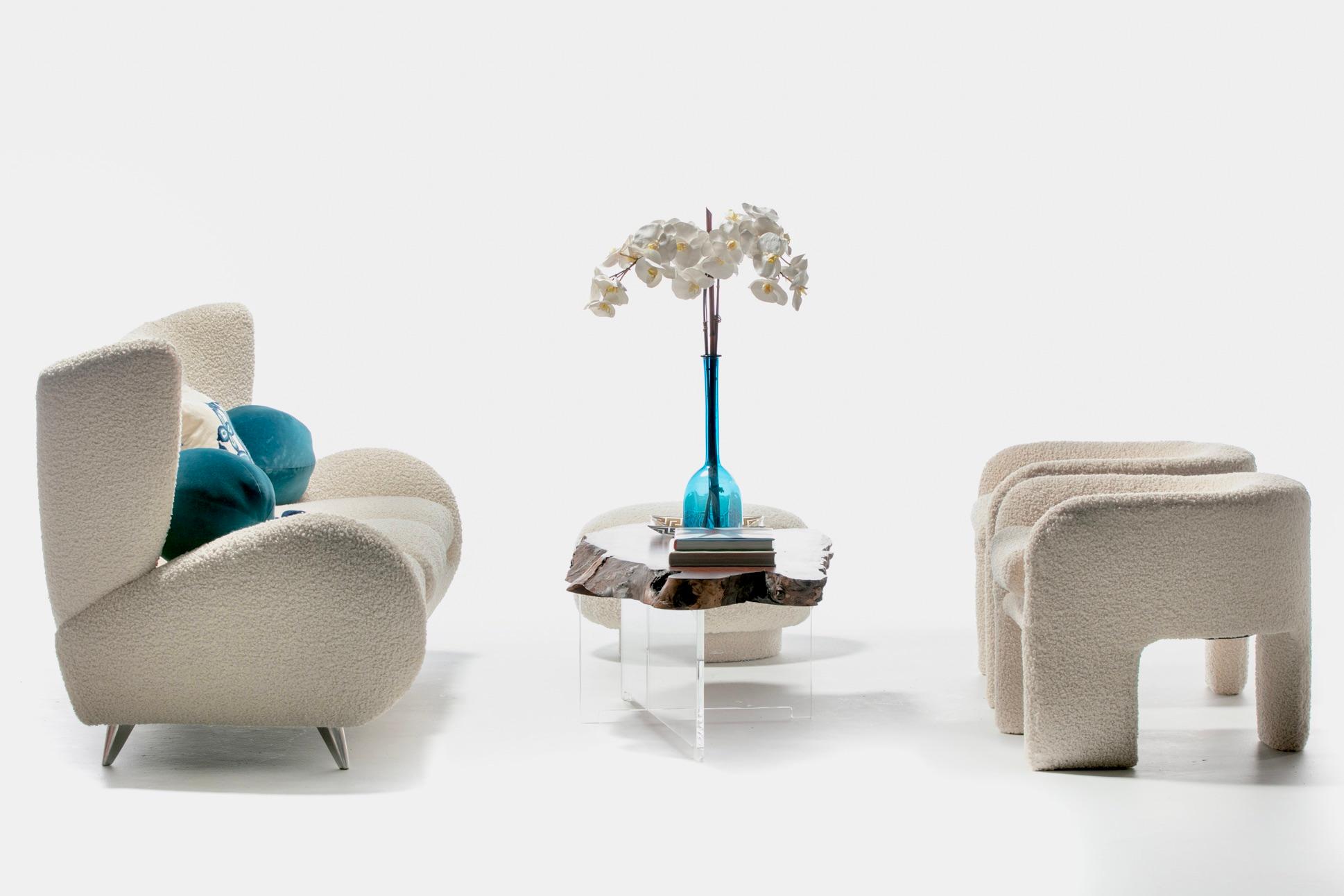Postmoderne Paire de fauteuils post-modernes Preview à trois pieds, nouvellement tapissés en ivoire boucl  en vente