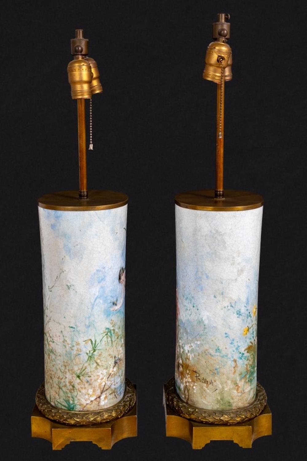 Coppia di lampade cilindriche in porcellana francese montate su metallo dorato, firmate 