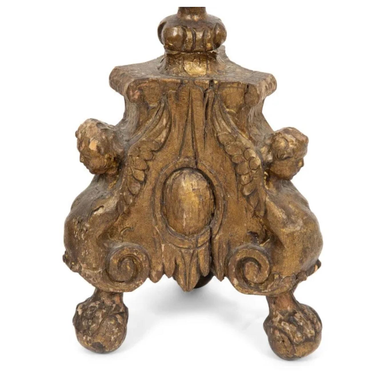Ein Paar vergoldete Pricket-Kerzenhalter aus dem 18. Jahrhundert, jetzt als Tischlampen montiert. Durchgehend geschnitztes, verziertes Holz, getragen von dreiförmigen Sockeln mit Puttenköpfen und Rankenfüßen. Wunderschöne alte Patina.
