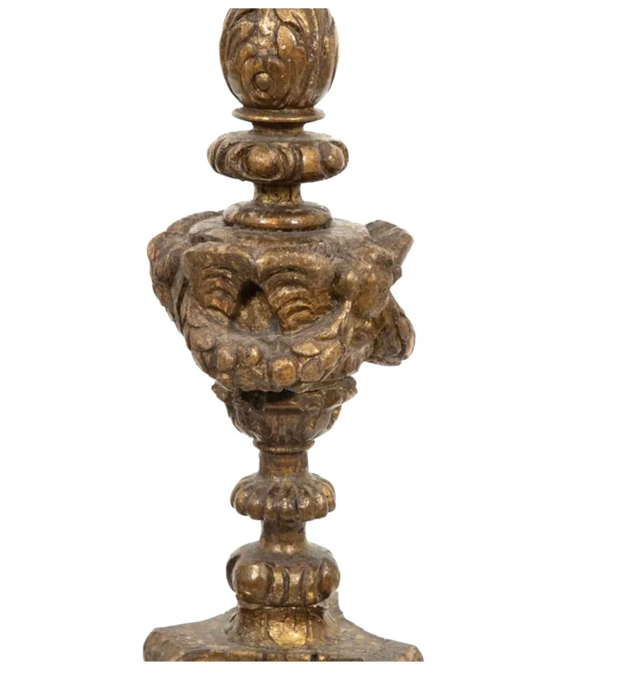Baroque Paire de lampes de table en bois doré de style Pricket en vente
