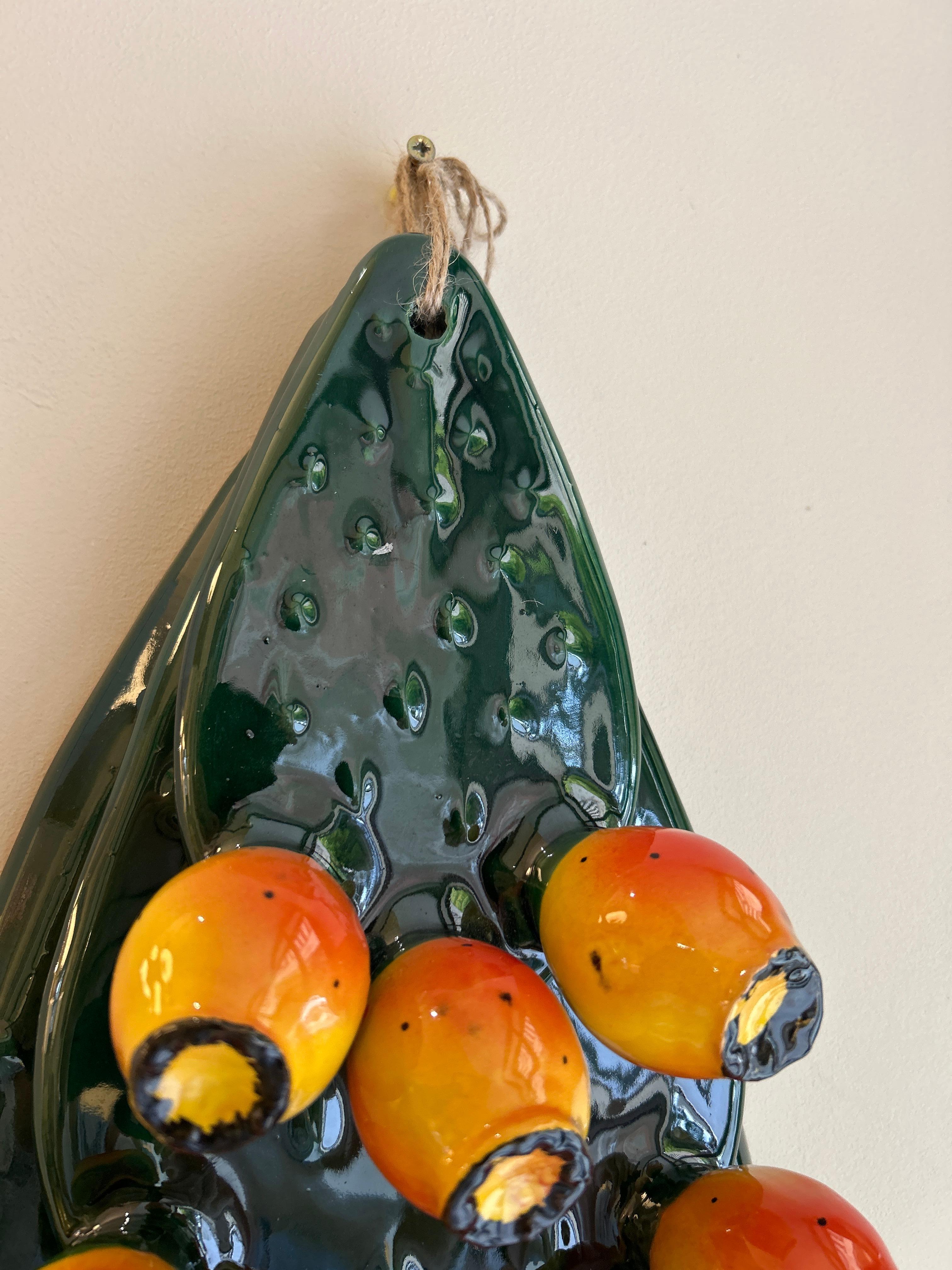 Kaktusfeigen-Paar, Terrakotta, Italien, 20. Jahrhundert (Handbemalt) im Angebot