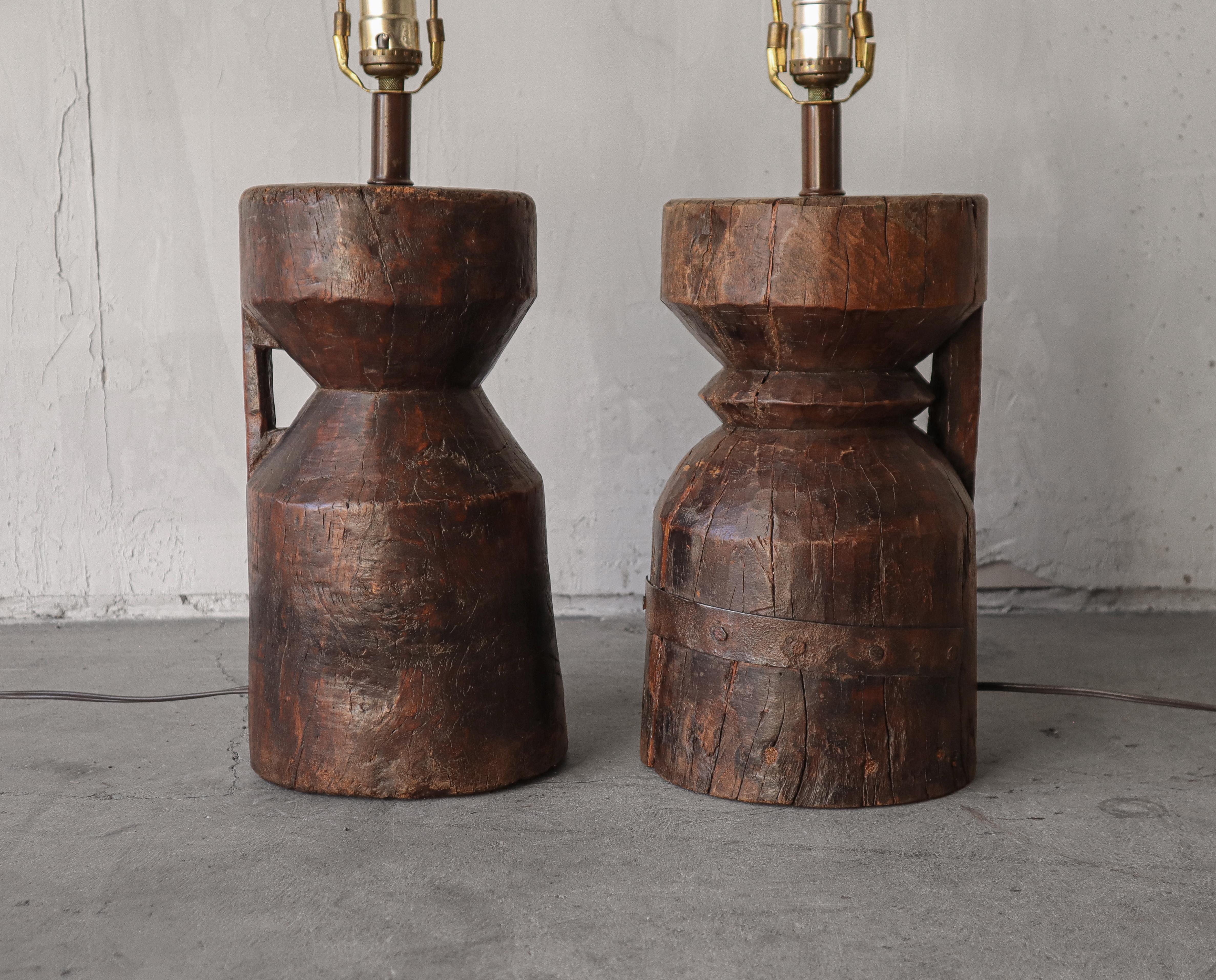 Pair of Primitive African Carved Wood Table Lamps In Good Condition For Sale In Las Vegas, NV