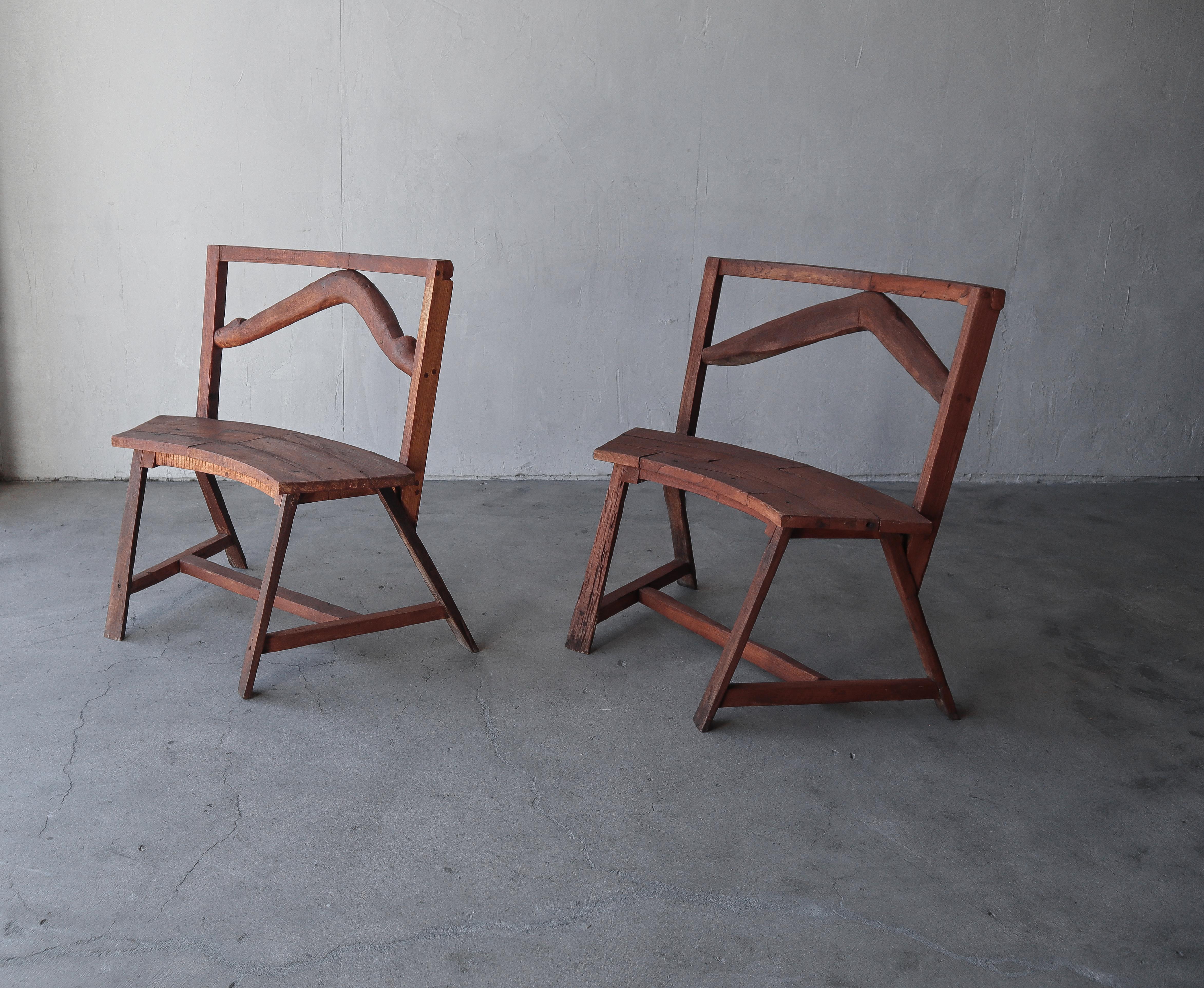 Superbe paire de chaises primitives sur mesure de style banc. Cette paire est incroyable, les photos ne leur rendent pas justice. Si vous êtes à la recherche d'une paire de chaises uniques, ne cherchez pas plus loin. Leur style wabsabi et les