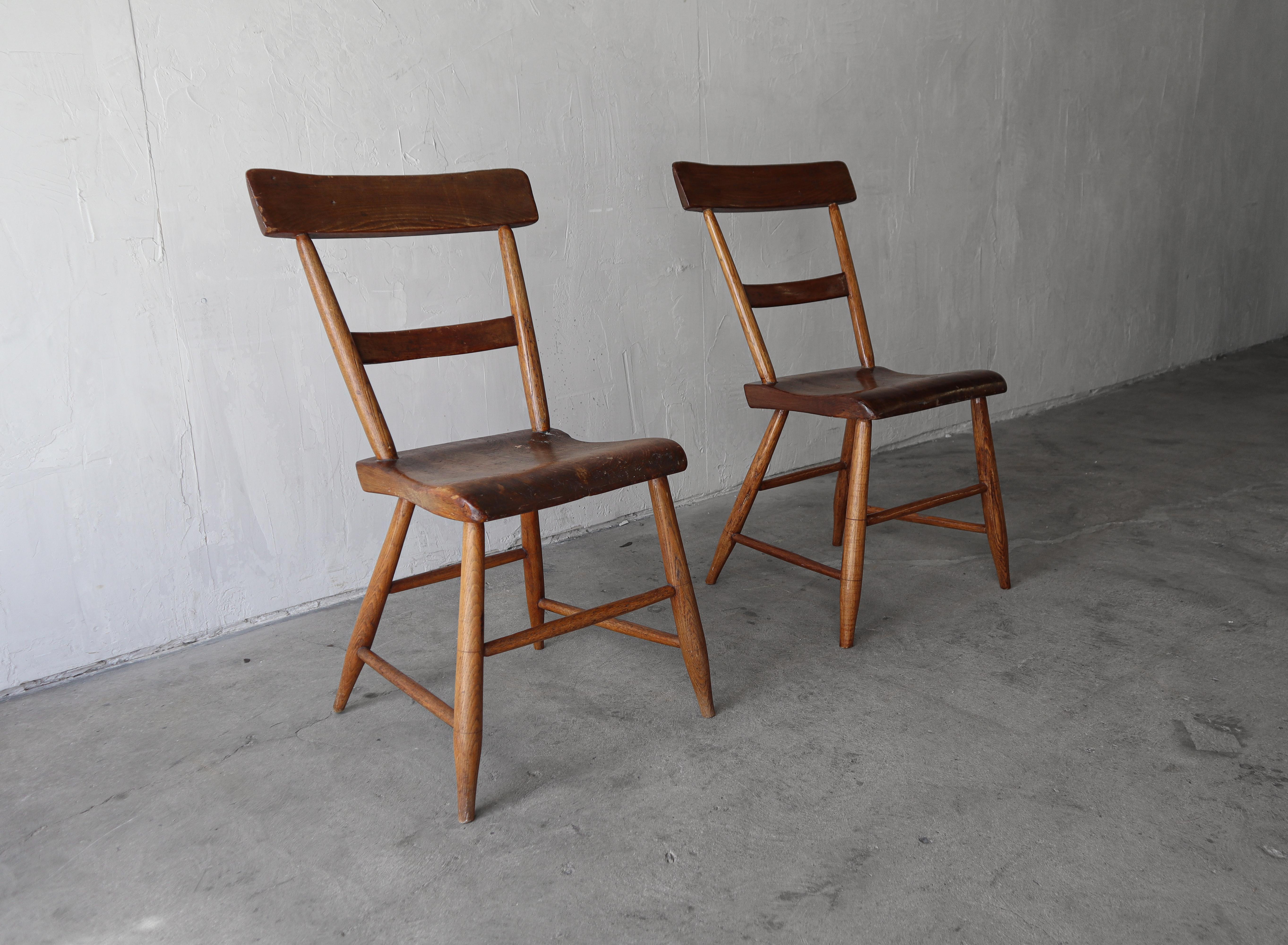 De belles chaises au style Wabi-Sabi. Artisanat français, antiquité des années 1800 avec des détails faits à la main avec amour et une structure en bois parfaitement imparfaite. Les détails artisanaux de ces chaises sont inégalés. 

Les chaises sont