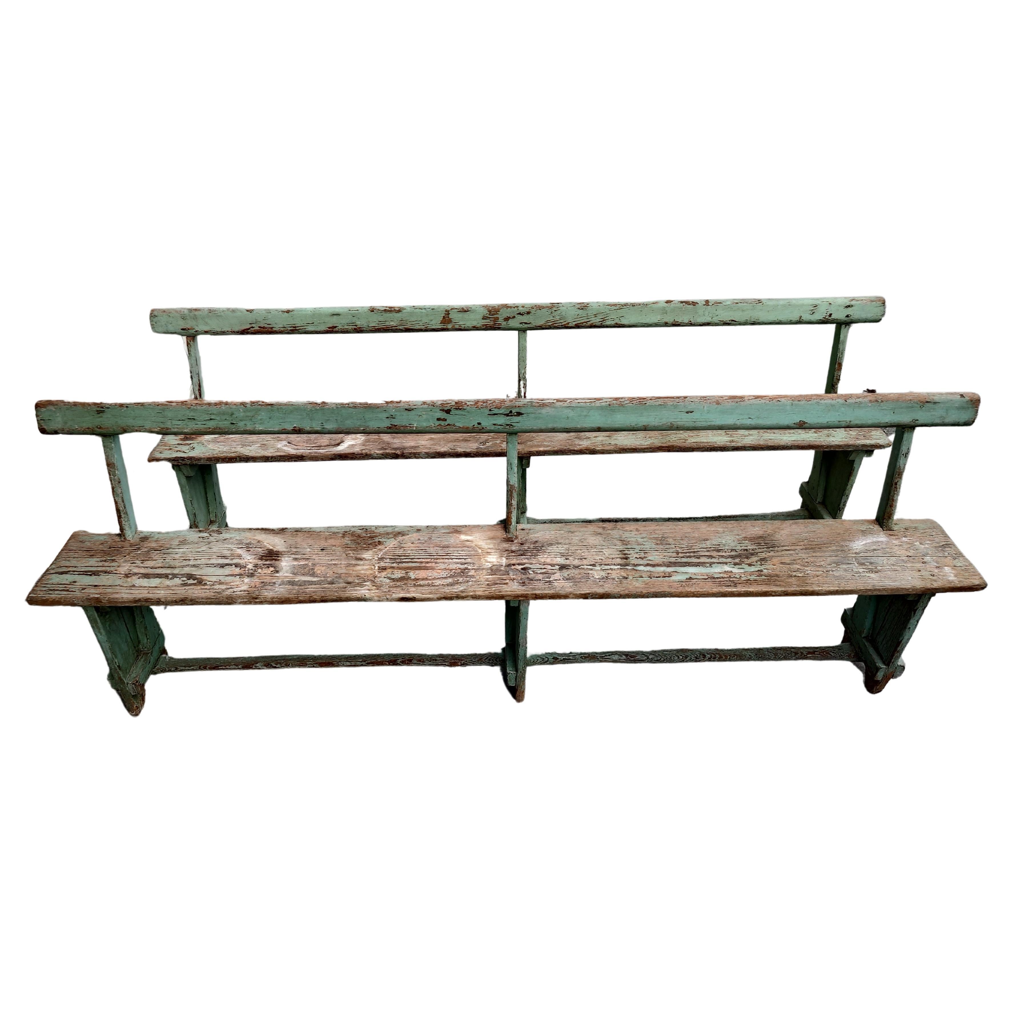 Pareja de bancos primitivos pintados de verde con respaldo Adirondack en venta