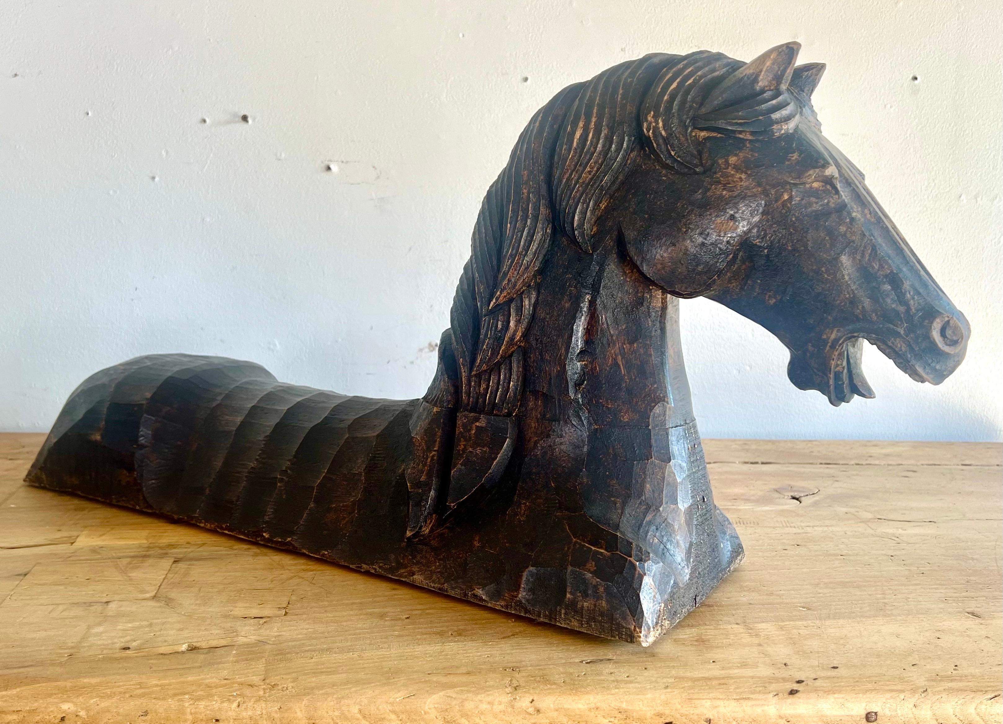 Paire de sculptures primitives de chevaux ciselés à la main en vente 2