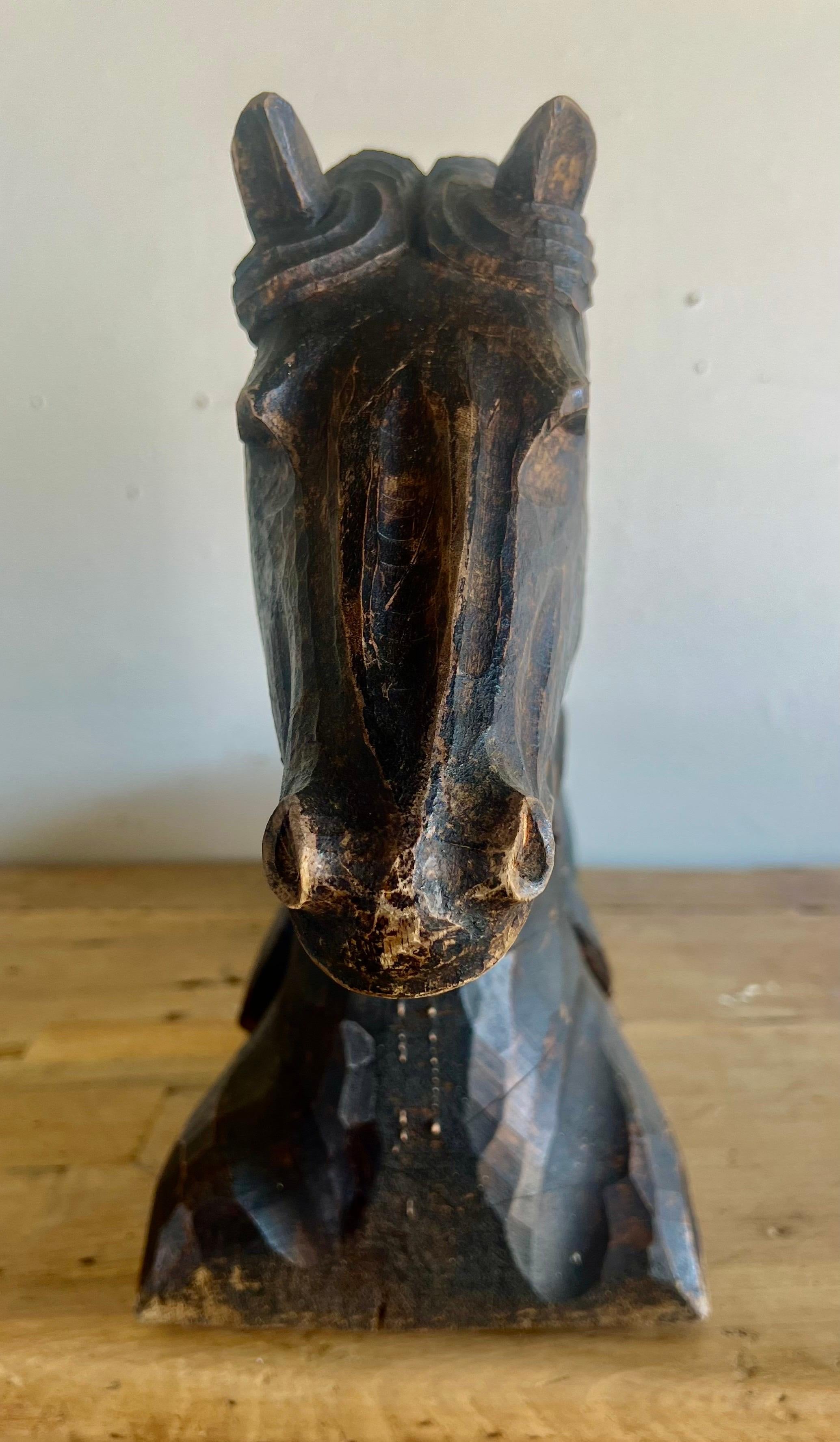 Paire de sculptures primitives de chevaux ciselés à la main en vente 4