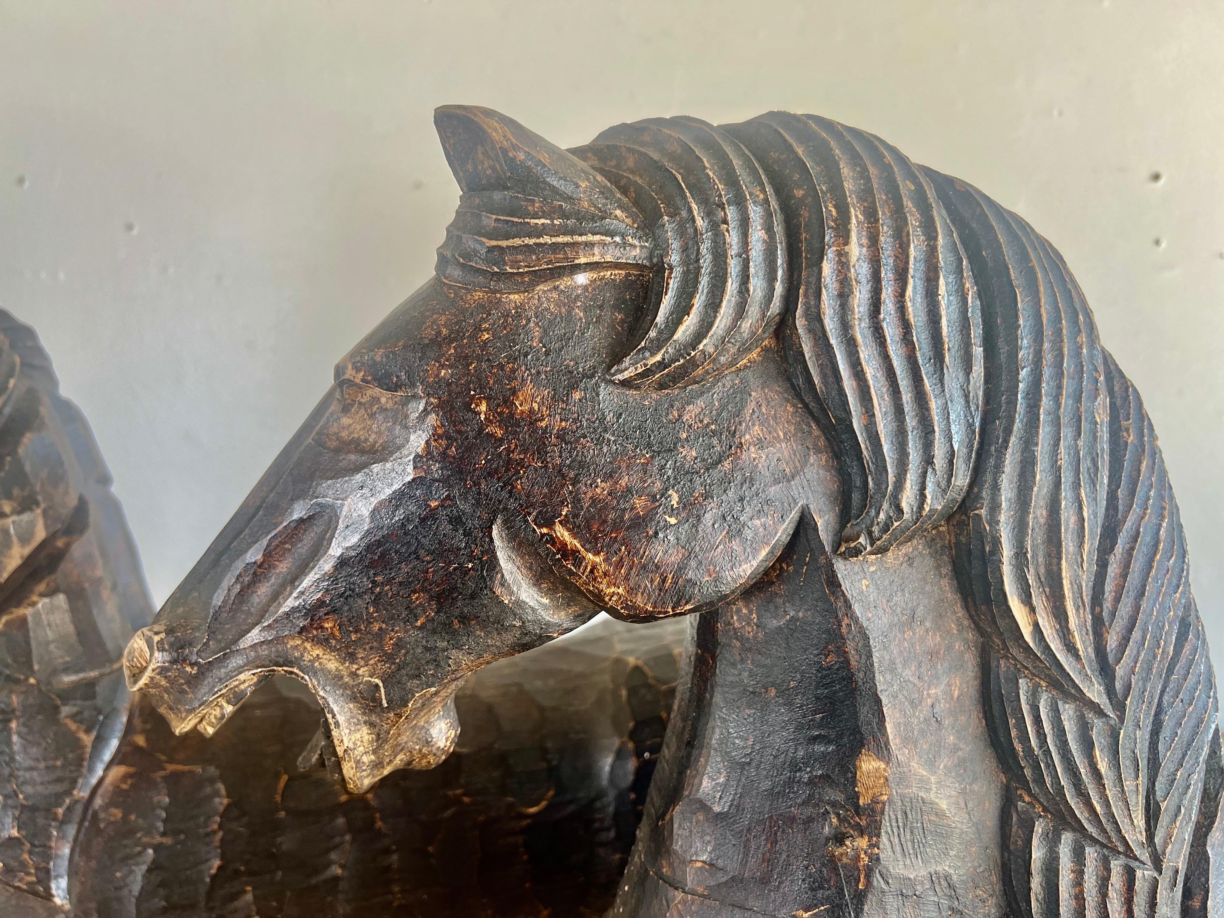 Primitif Paire de sculptures primitives de chevaux ciselés à la main en vente