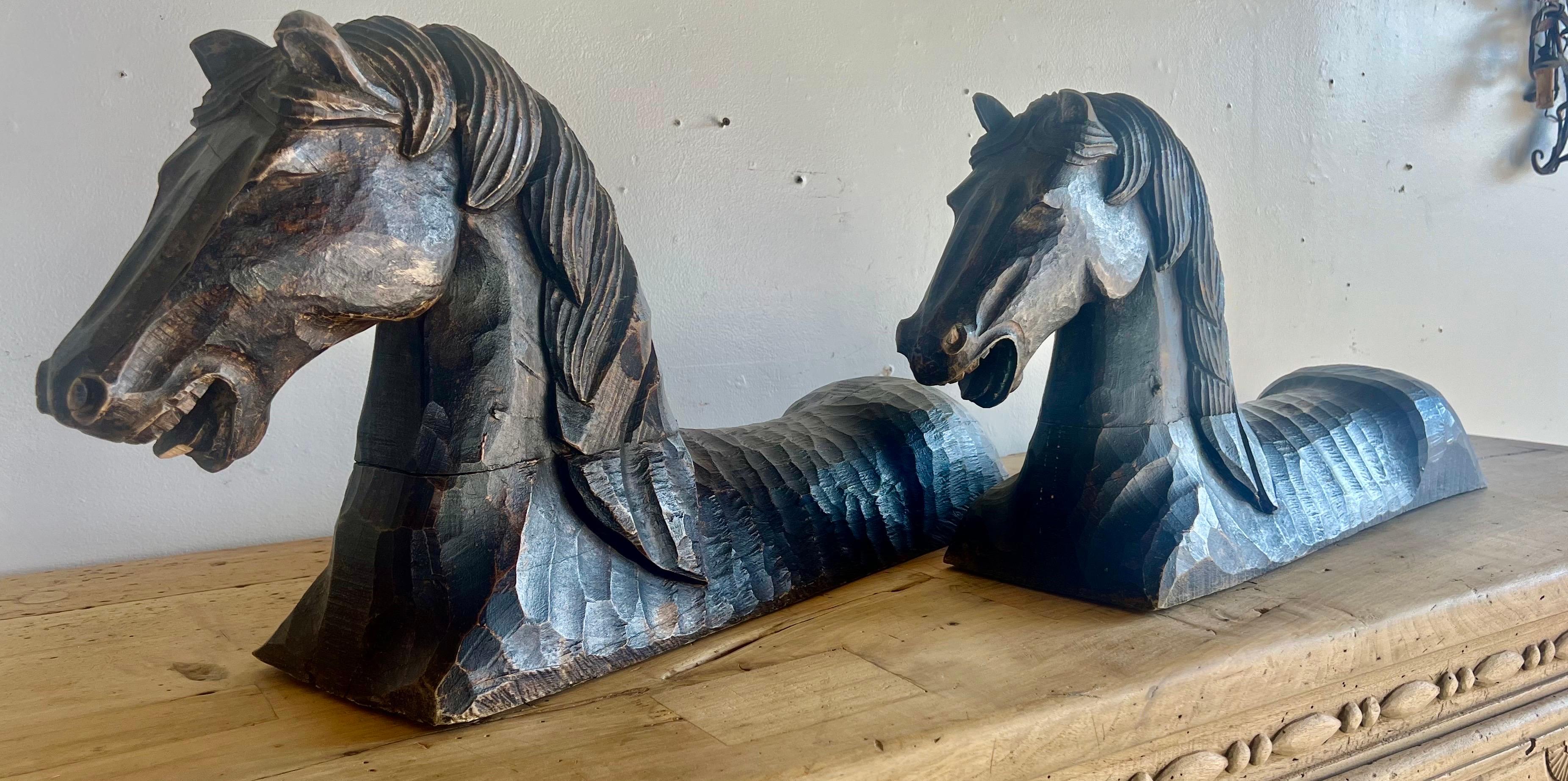 Bois Paire de sculptures primitives de chevaux ciselés à la main en vente