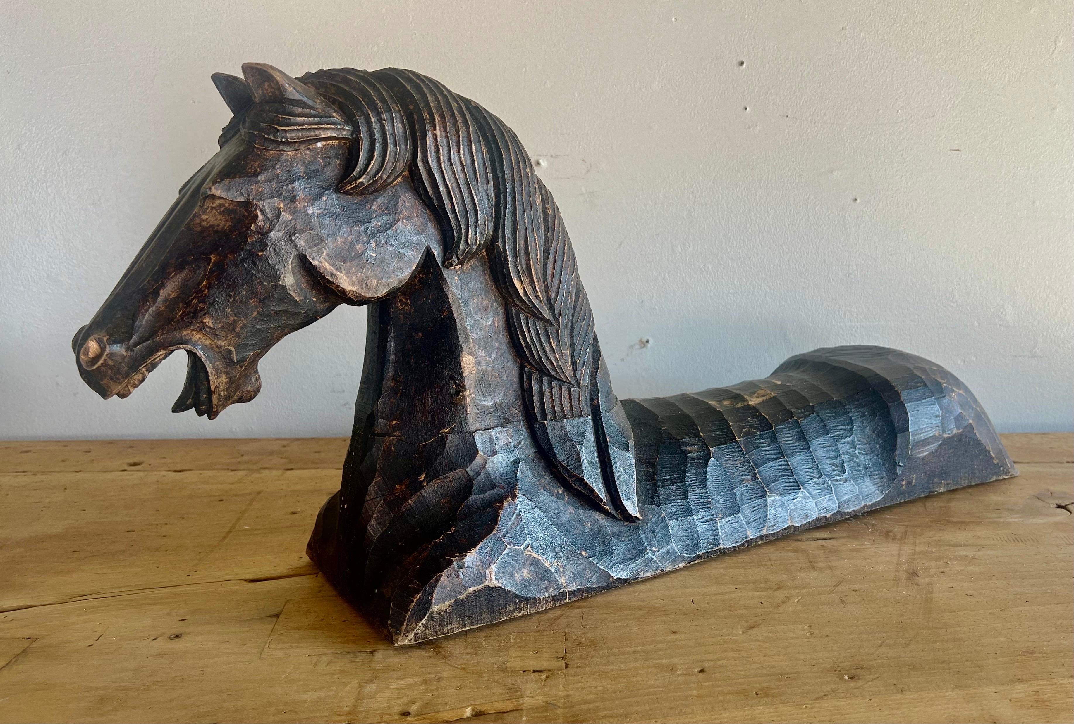Paire de sculptures primitives de chevaux ciselés à la main en vente 1