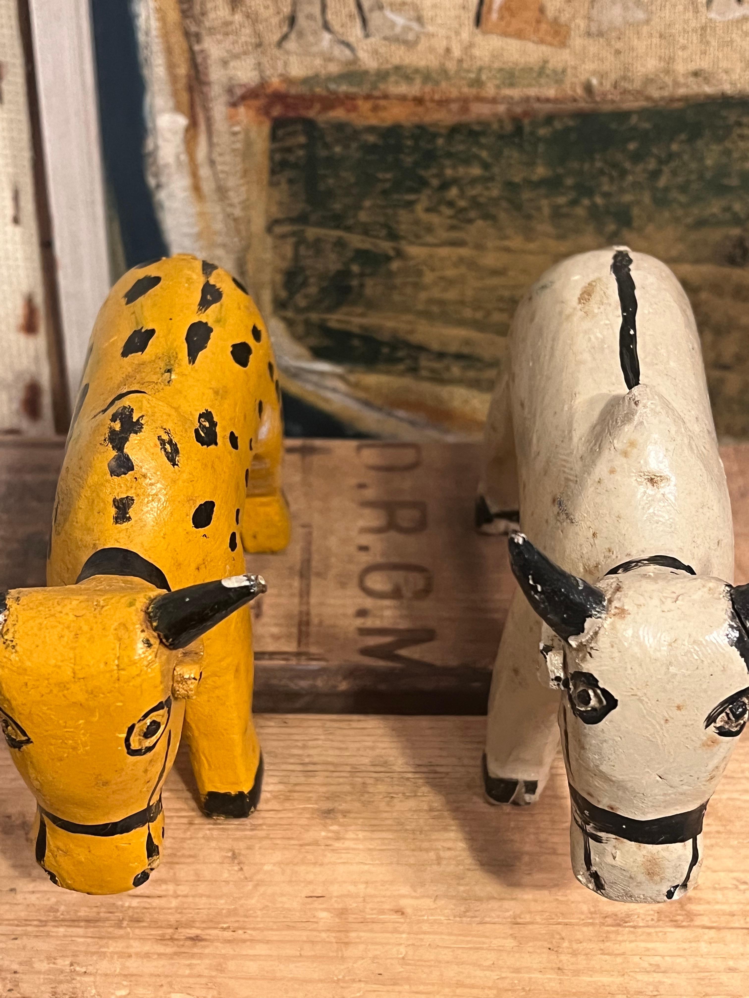 Paire de sculptures animalières primitives faites à la main Bon état - En vente à Seattle, WA