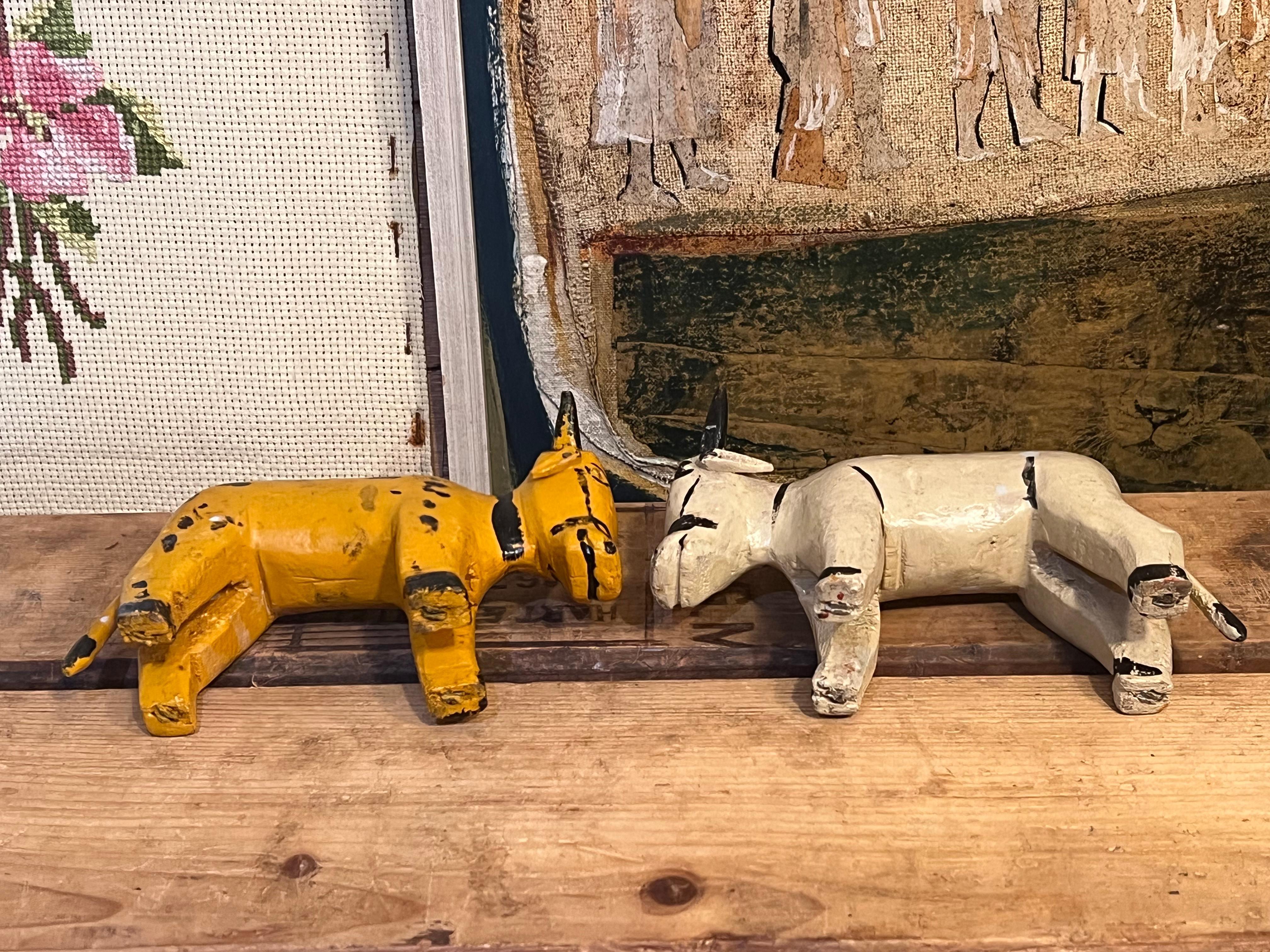 Résine Paire de sculptures animalières primitives faites à la main en vente