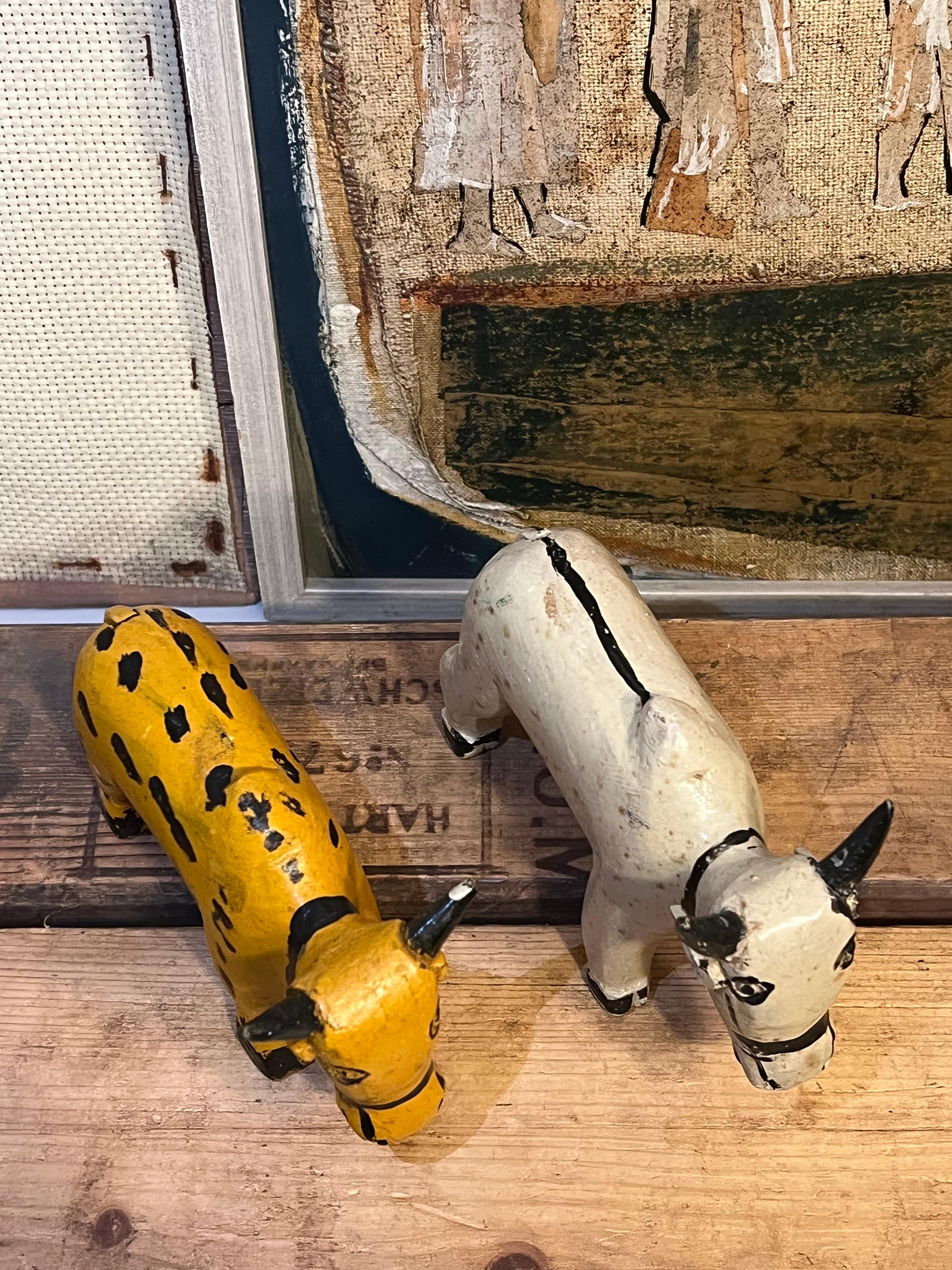 Paire de sculptures animalières primitives faites à la main en vente 1