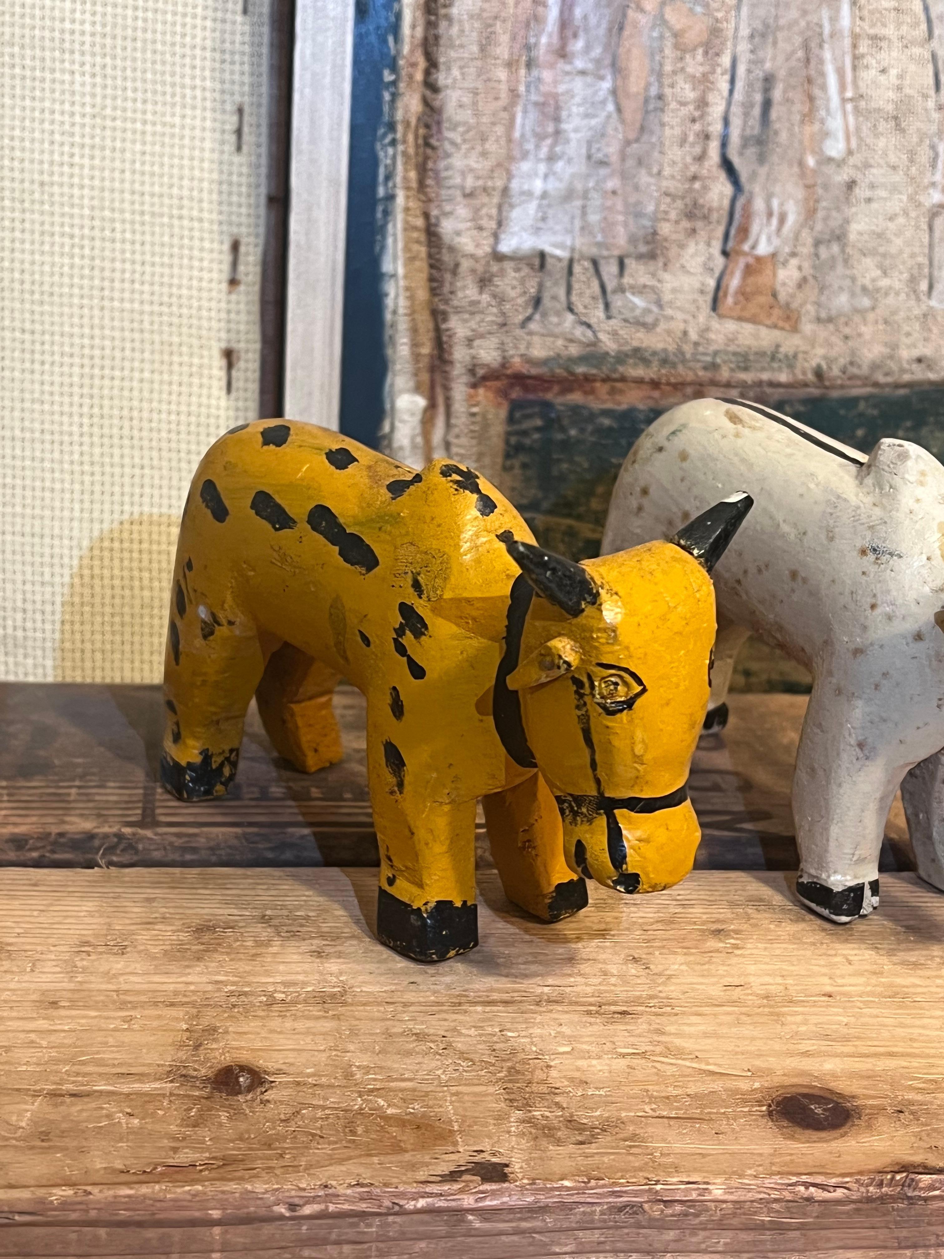 Paire de sculptures animalières primitives faites à la main en vente 2