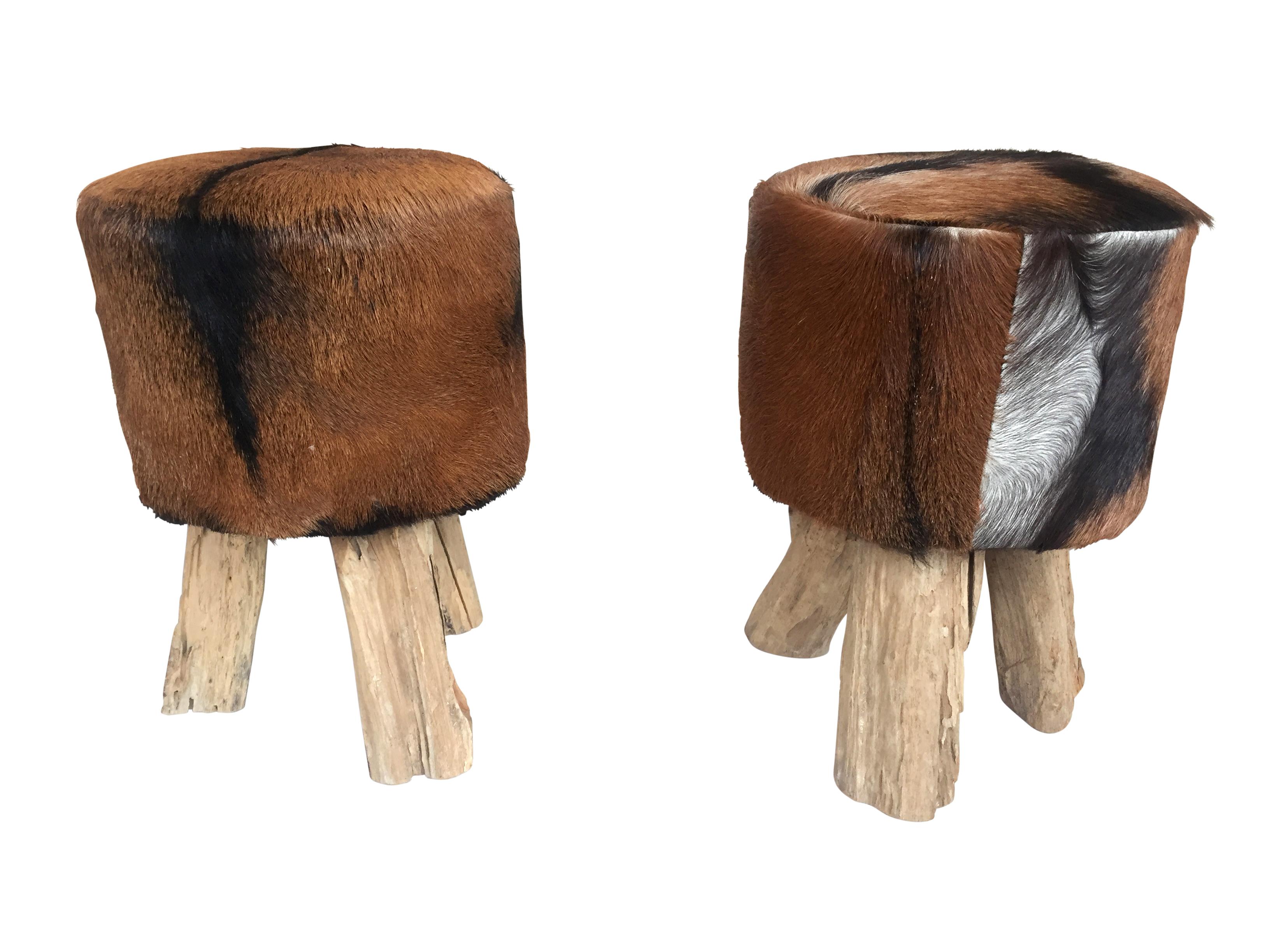 Paar primitive Hocker aus Nubukhaut mit Holzbeinen (Tierhaut)