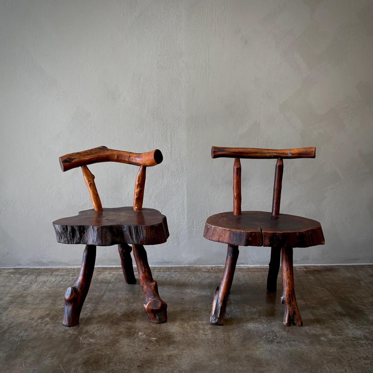 Ces chaises d'appoint primitives françaises sont une véritable incarnation du charme rustique et de l'artisanat. Chaque chaise est fabriquée à partir de branches et de troncs dont les formes et les textures naturelles sont préservées, ce qui