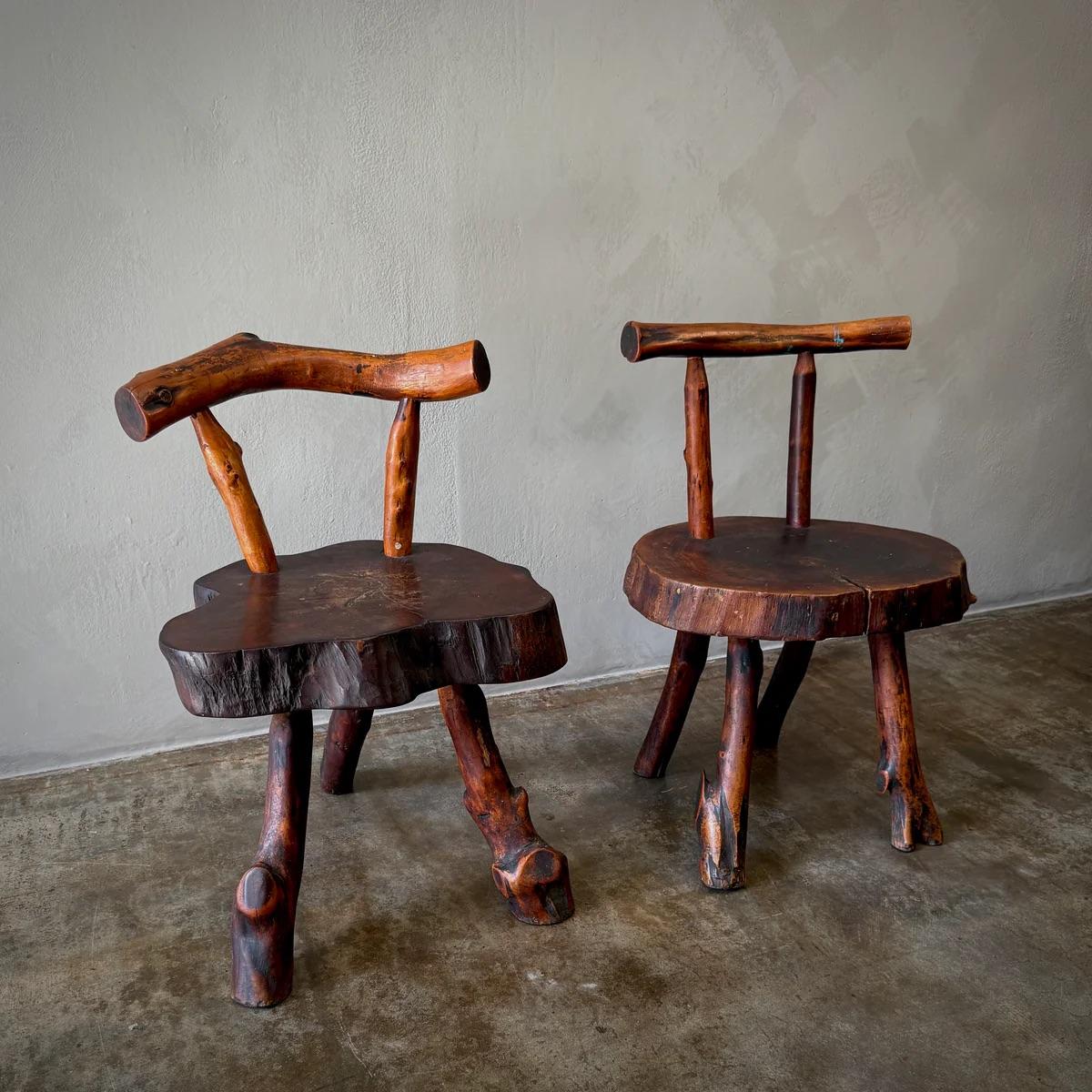 Français Paire de chaises d'appoint primitives en vente