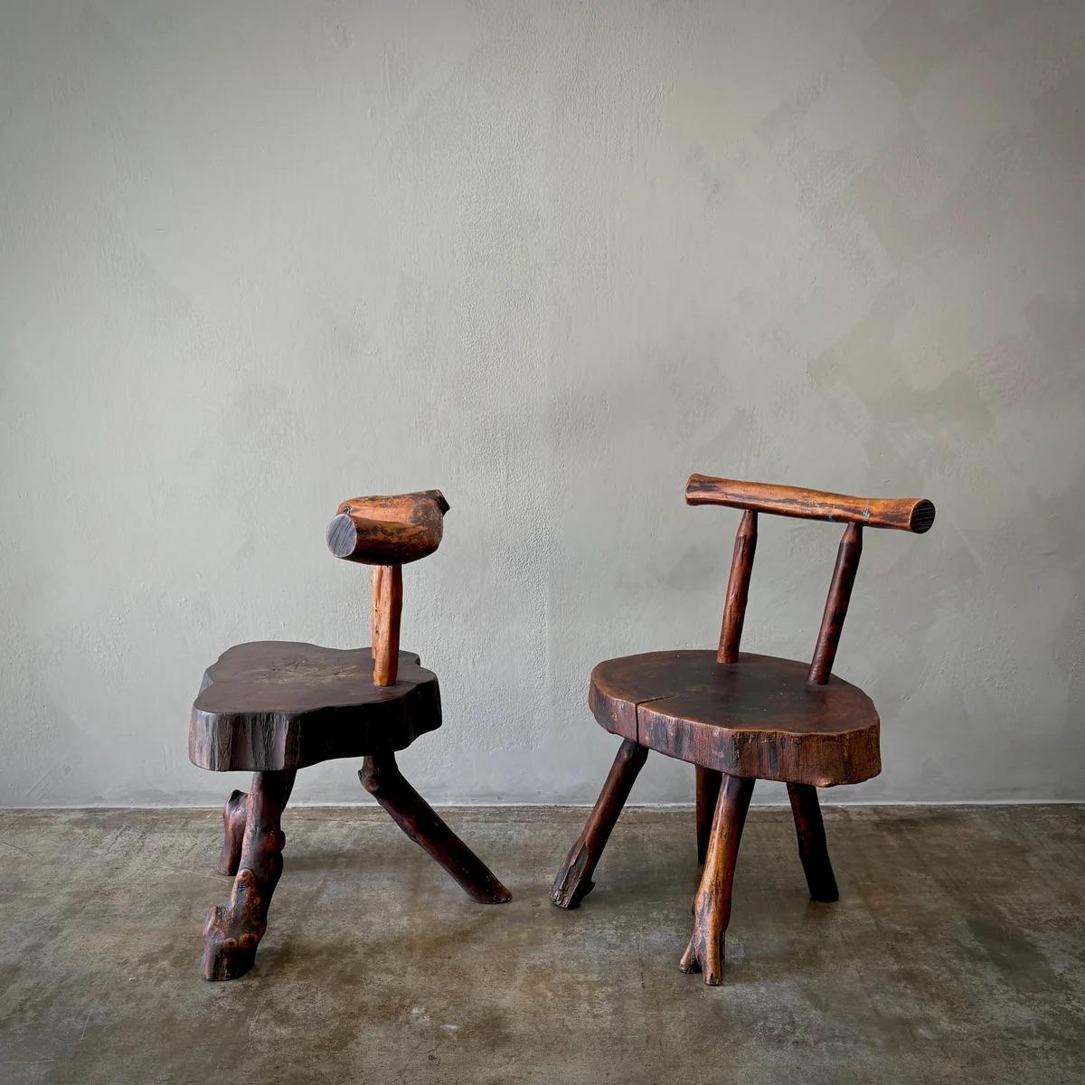 Paire de chaises d'appoint primitives Bon état - En vente à Los Angeles, CA