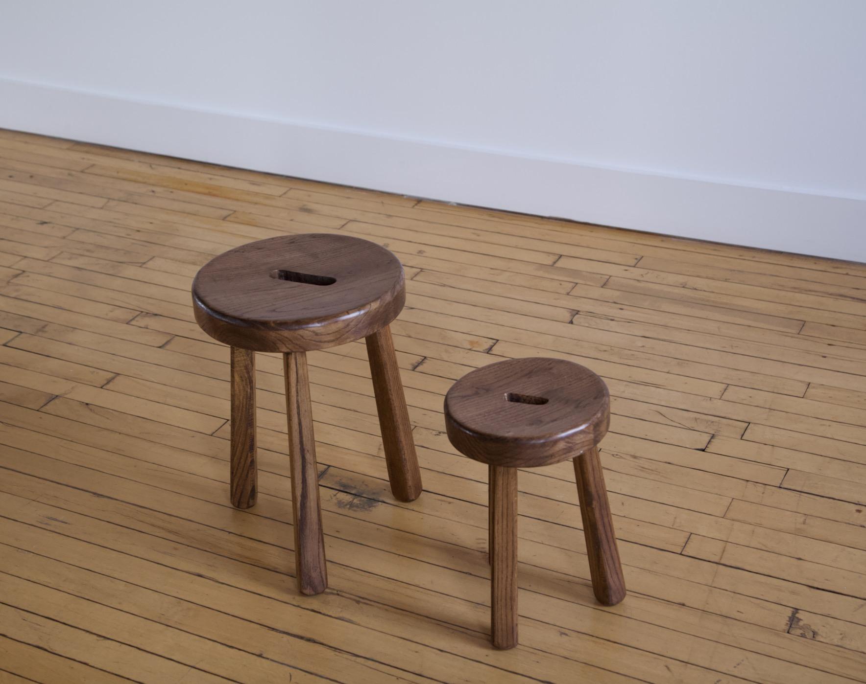 Inspirés des tabourets de la campagne française, ces tabourets de traite primitifs sont intemporels et apporteront une contribution fantastique à votre maison wabi-sabi sobre et sophistiquée. 

Signes mineurs d'âge, y compris de légères fissures.