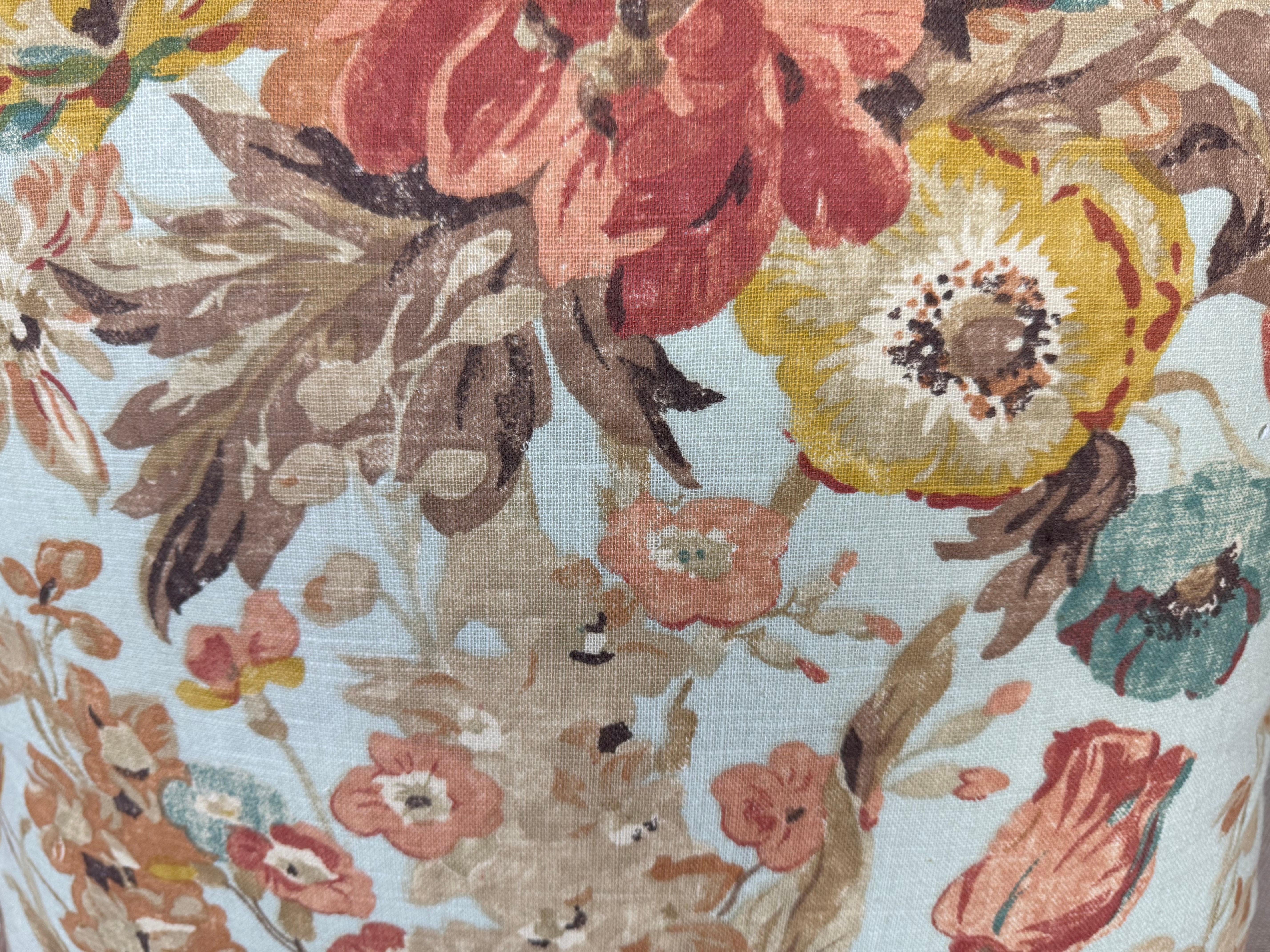 Provincial français Paire de coussins en lin à motifs floraux imprimés en vente