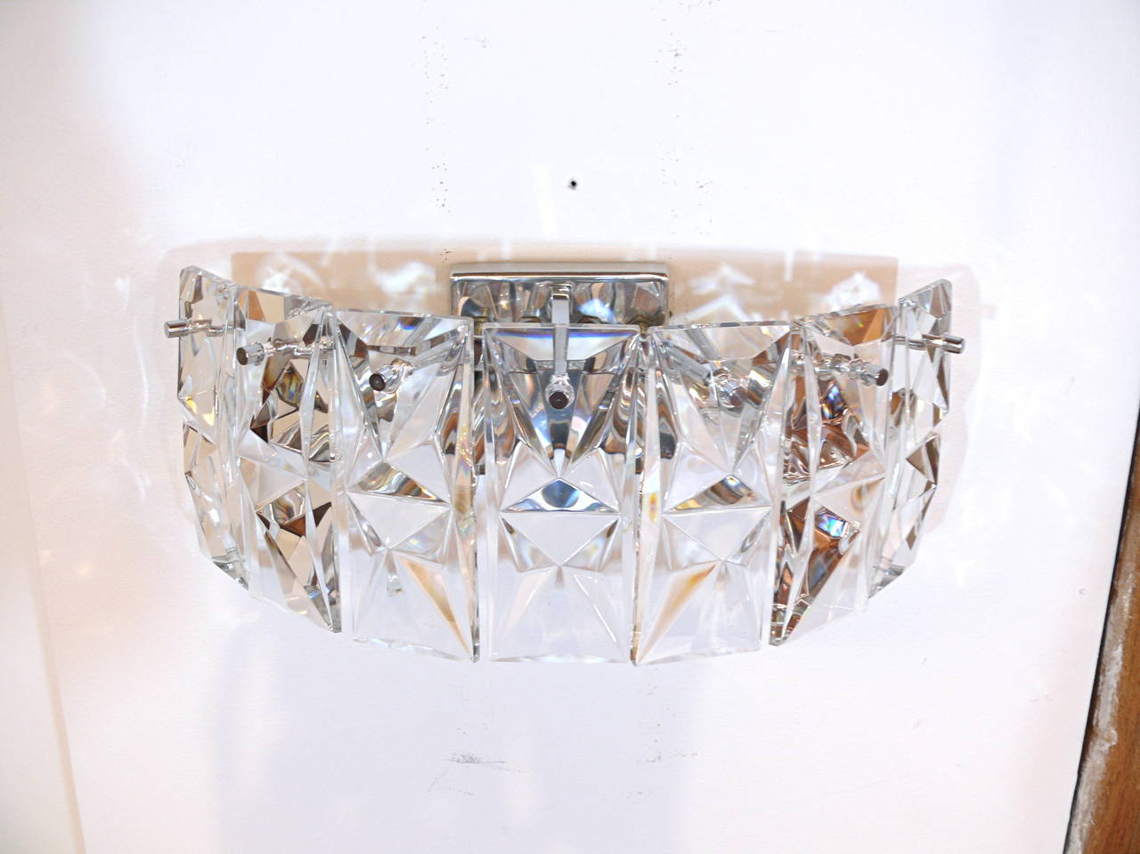 Fantástica pareja de apliques alemanes de Kindeley con siete relucientes piezas de cristal prismático colgadas de un marco trasero cromado. Cada aplique tiene cuatro enchufes. Recién recableado. Fantástica pareja de apliques alemanes de Kindeley con