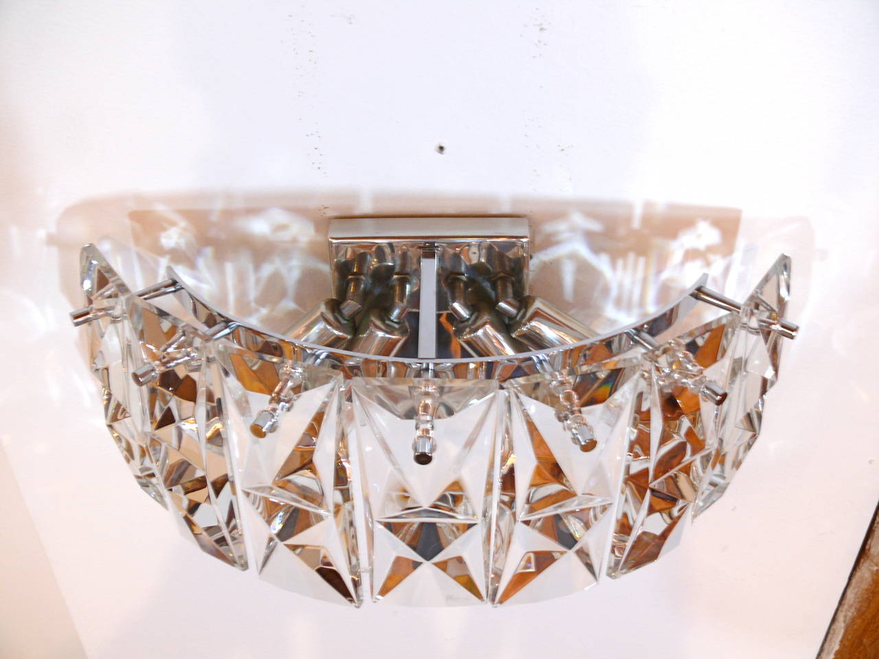 20ième siècle Paire d'appliques en verre prismatique de Kindeley en vente
