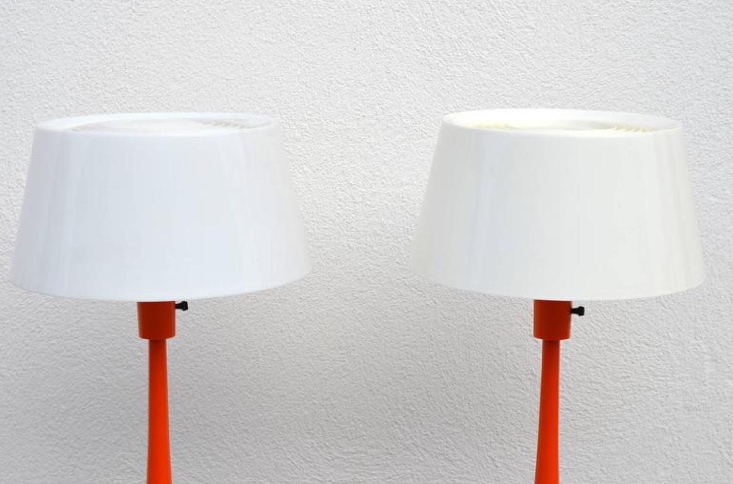 Metal Pair of Pristine Vintage Lumilon Table Lamps by Gerald Thurston for Lightolier For Sale