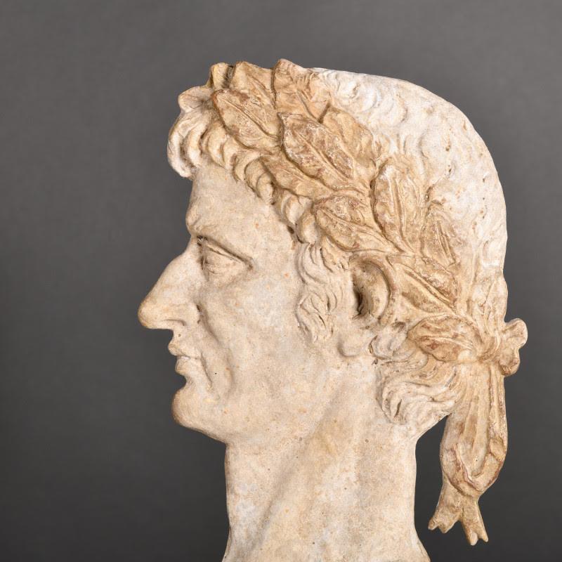 Pareja de Perfiles de Emperadores Romanos en Yeso y Madera. Moderno en venta