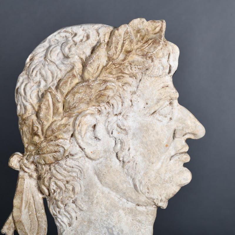 Pareja de Perfiles de Emperadores Romanos en Yeso y Madera. Francés en venta