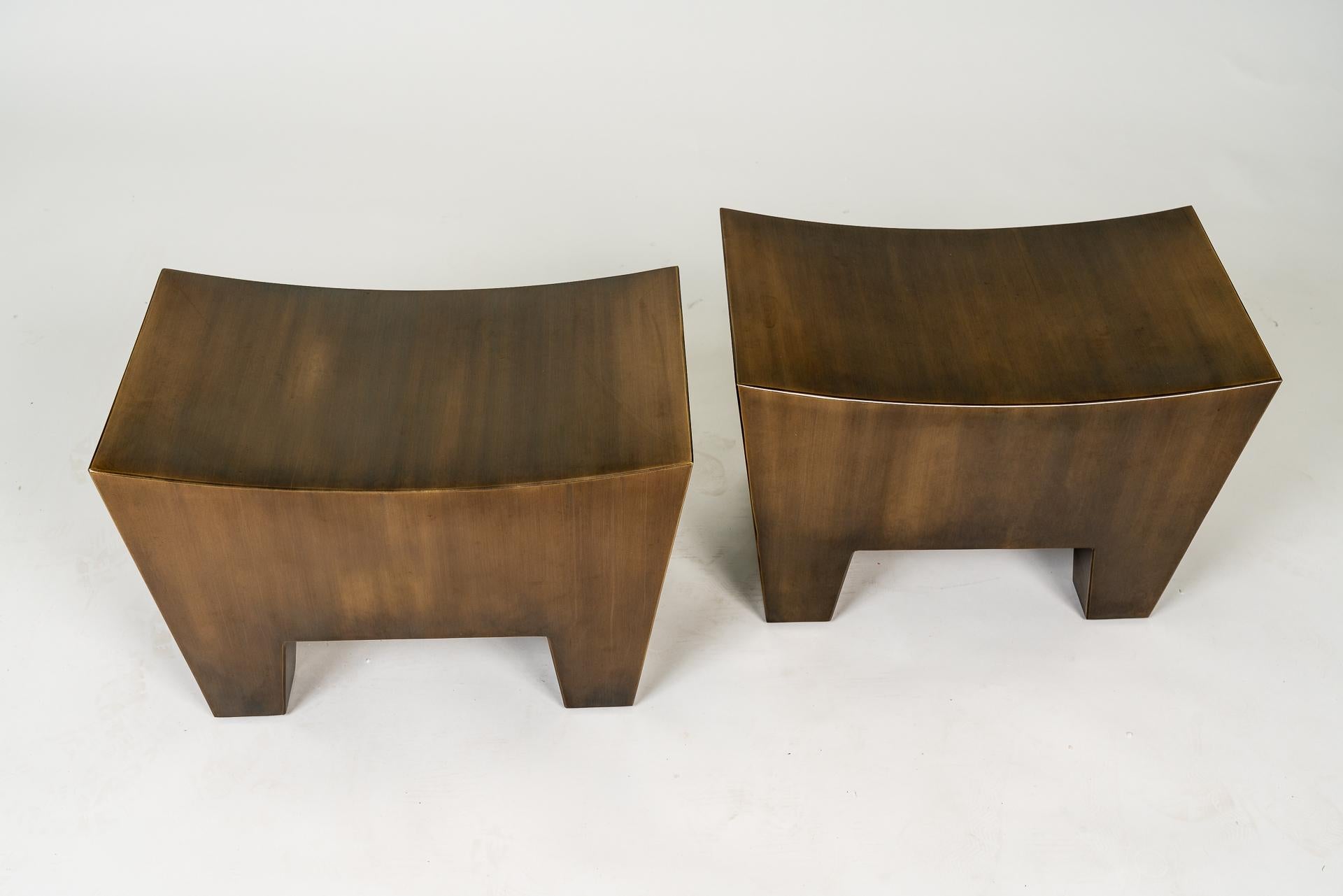 Beautiful pair of bronze stools from the manufacture Promemoria from Italy.
The design of these stools is particularly beautiful, with a curved seat that tapers off at the feet. The processing of the material is perfect. A really beautiful pair