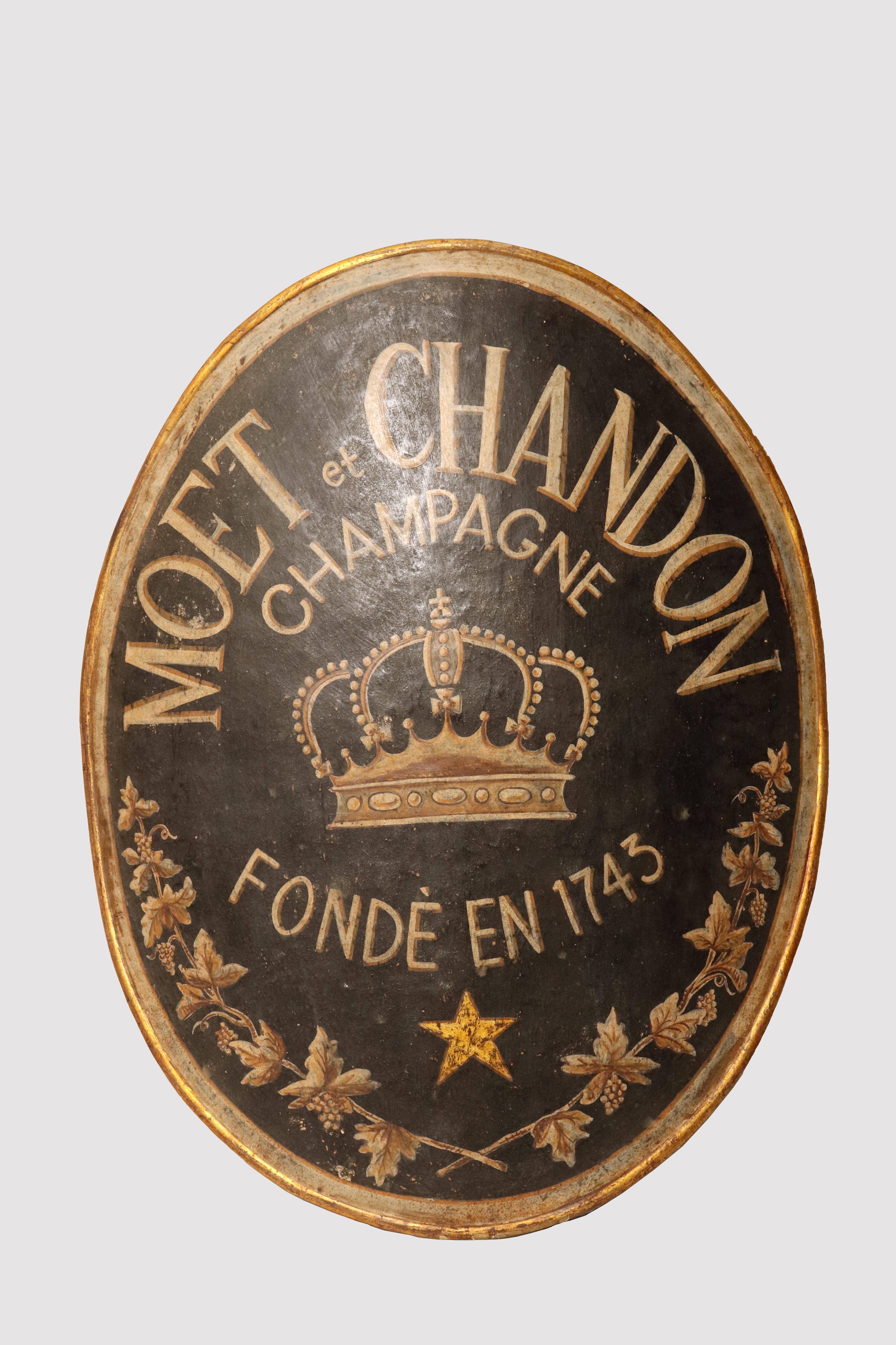 Ein Paar großer ovaler Möbelschilder aus Kupfer, die für die Werbung des 1743 gegründeten Champagnerhauses Moet et Chandon bestimmt waren. Hergestellt aus schwarzer Emaille mit vergoldeten Teilen. Gebogenes Profil, im hinteren Teil sind