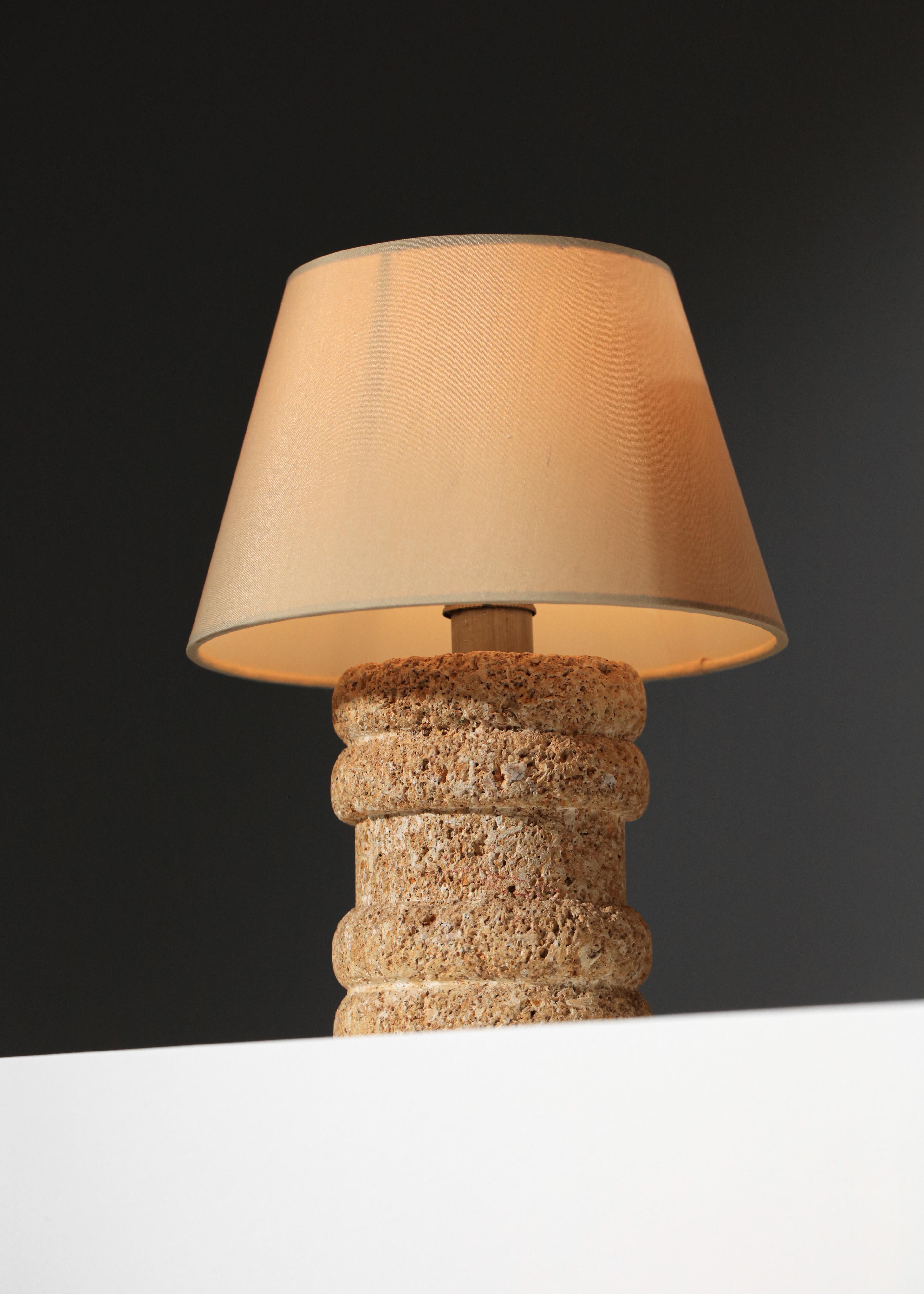 Pair of small bedside lamps
années /0 / 80 in the style of Albert Tormos. Base structure in
cut Provencal stone, lampshade
presentation sold on request. Very nice
vintage condition, original electrical system (see photos). LED bulbs recommended
туре