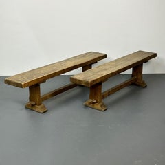 Paire de bancs en orme patiné de style provincial français, mi-siècle moderne, ferme