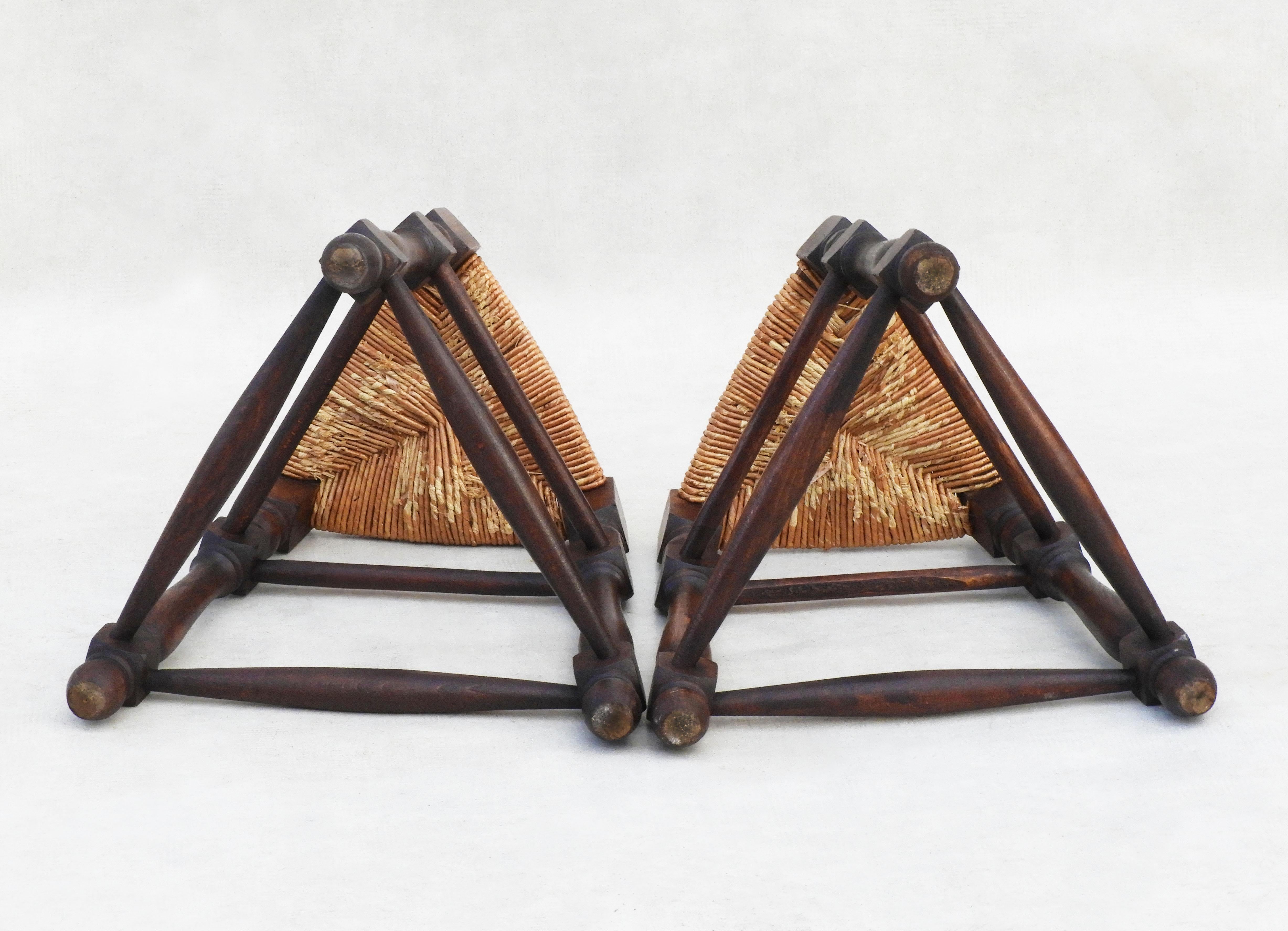 Paire de tabourets tabouret triangulaires à assise en jonc vers les années 1950 en France Bon état - En vente à Trensacq, FR