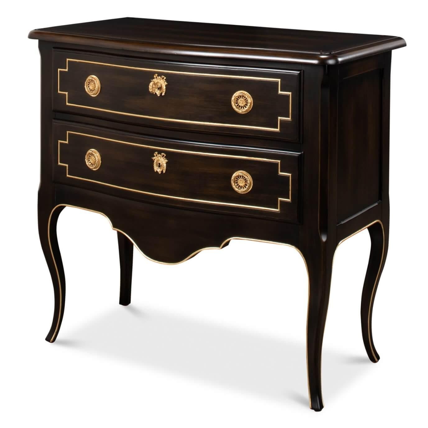 Commode en serpentine de style provincial européen, cette commode à deux tiroirs, en noyer, est peinte à la main d'une élégante couleur ébène 