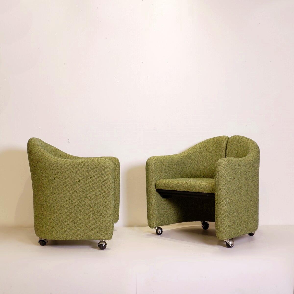 Conjunto de 2 sillones modelo PS142 de Eugenio Gerli para Tecno en los años 60
Estructura de metal recubierta de espuma y tela verde (nueva) - 4 ruedas giratorias
Dimensiones   D:  57 cm (22.44