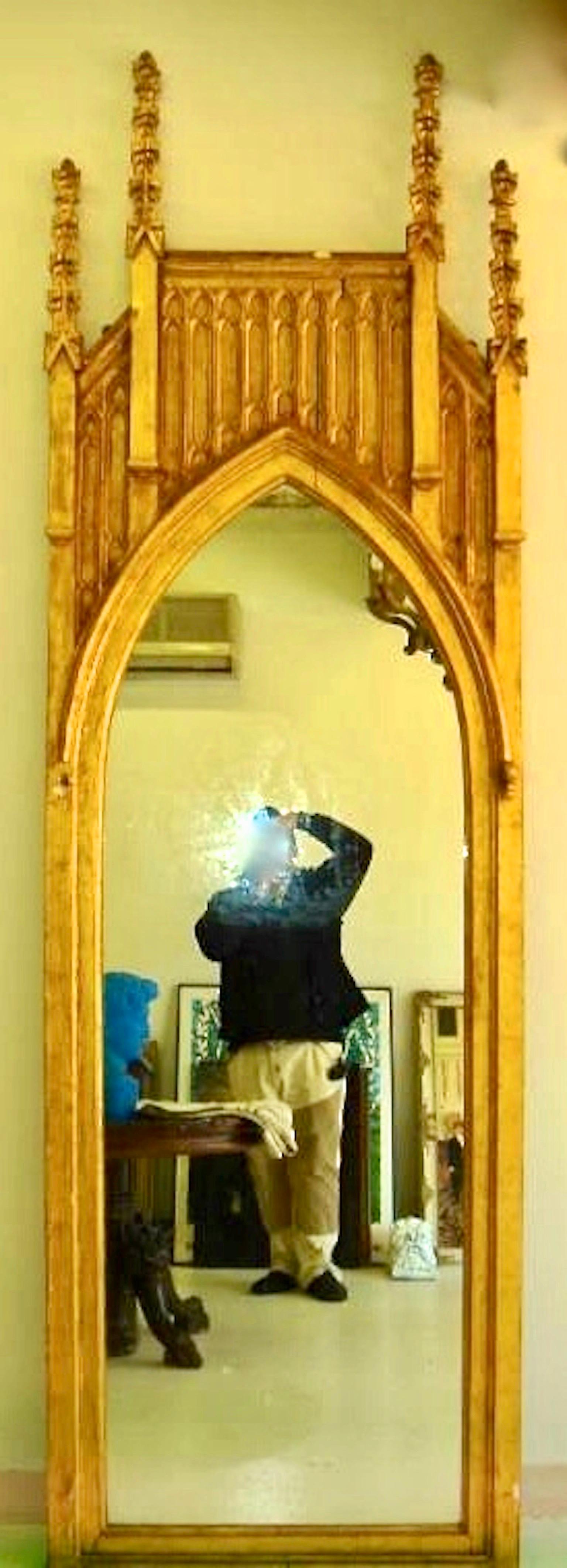 Paire de miroirs en bois doré de style architectural gothique anglais ~9 pieds de haut en vente 9