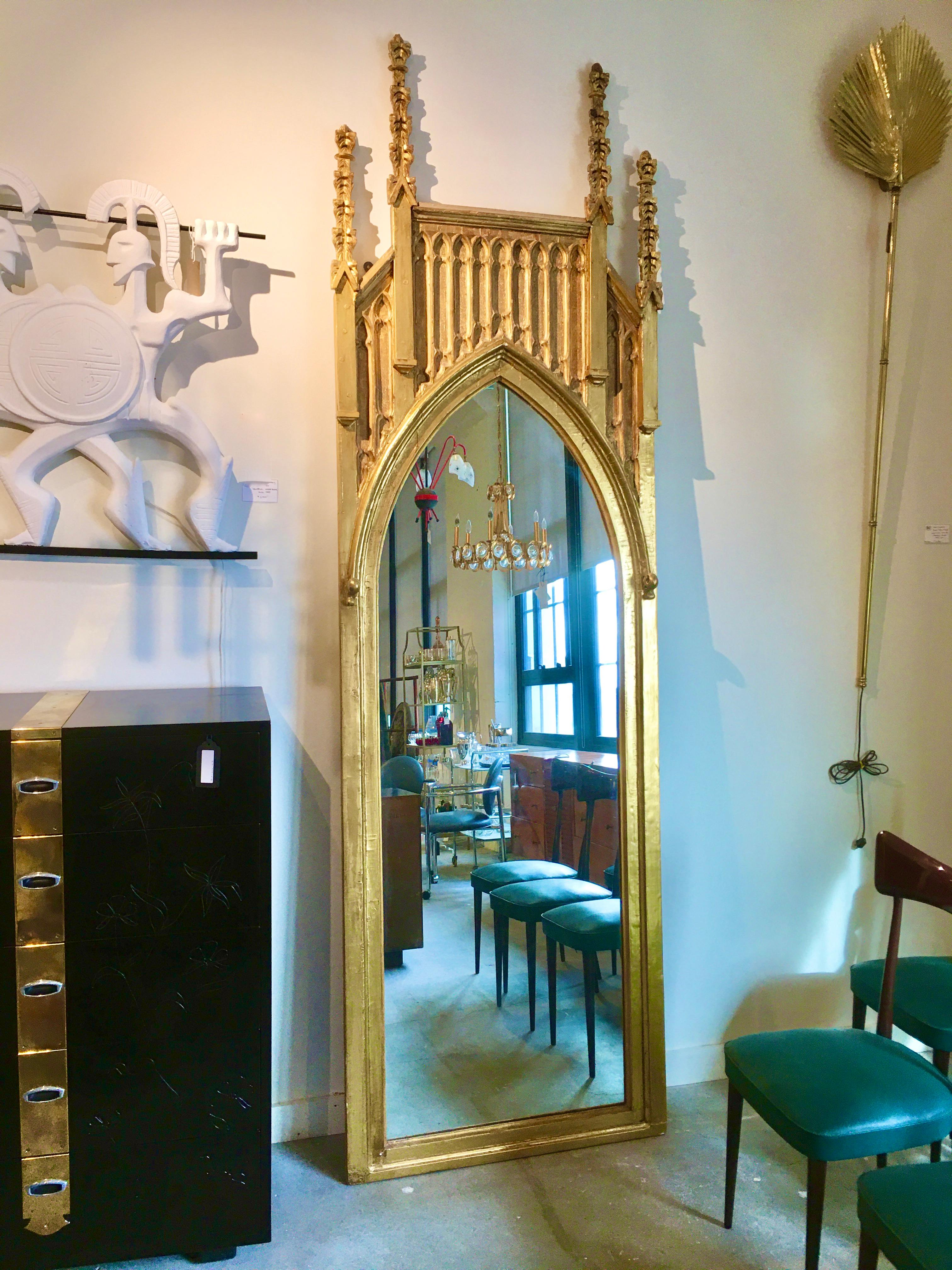 Néo-gothique Paire de miroirs en bois doré de style architectural gothique anglais ~9 pieds de haut en vente