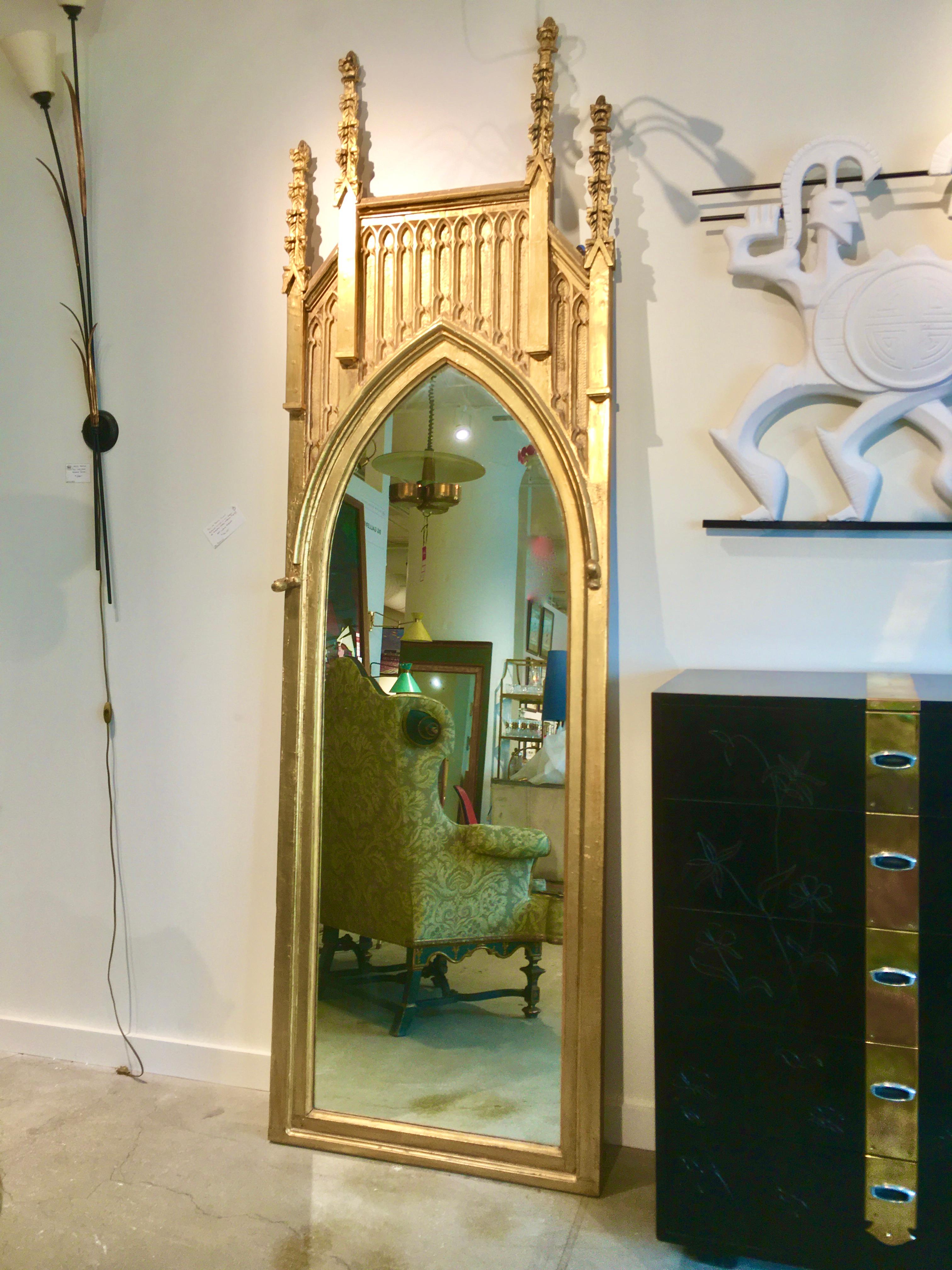 Britannique Paire de miroirs en bois doré de style architectural gothique anglais ~9 pieds de haut en vente