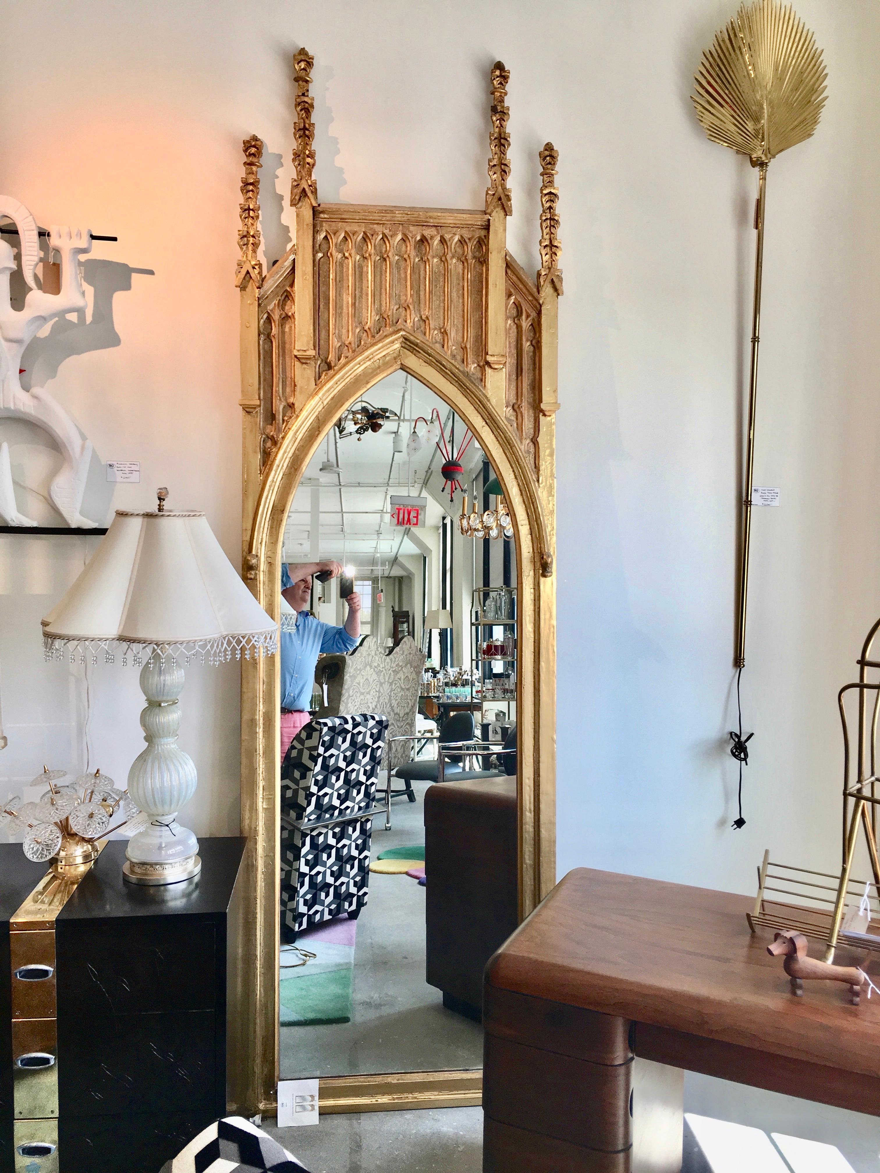 Doré Paire de miroirs en bois doré de style architectural gothique anglais ~9 pieds de haut en vente
