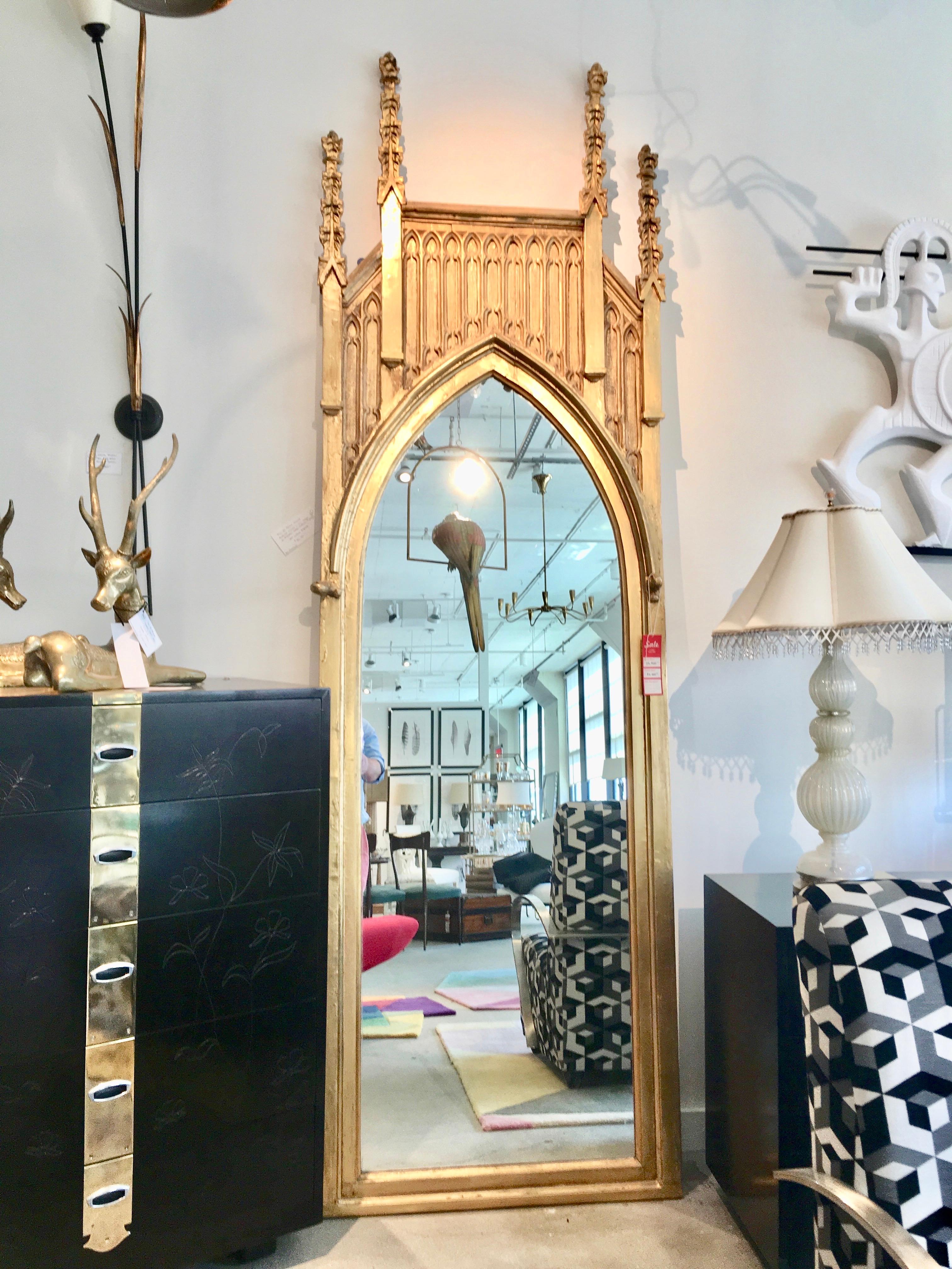 Paire de miroirs en bois doré de style architectural gothique anglais ~9 pieds de haut Bon état - En vente à Hanover, MA
