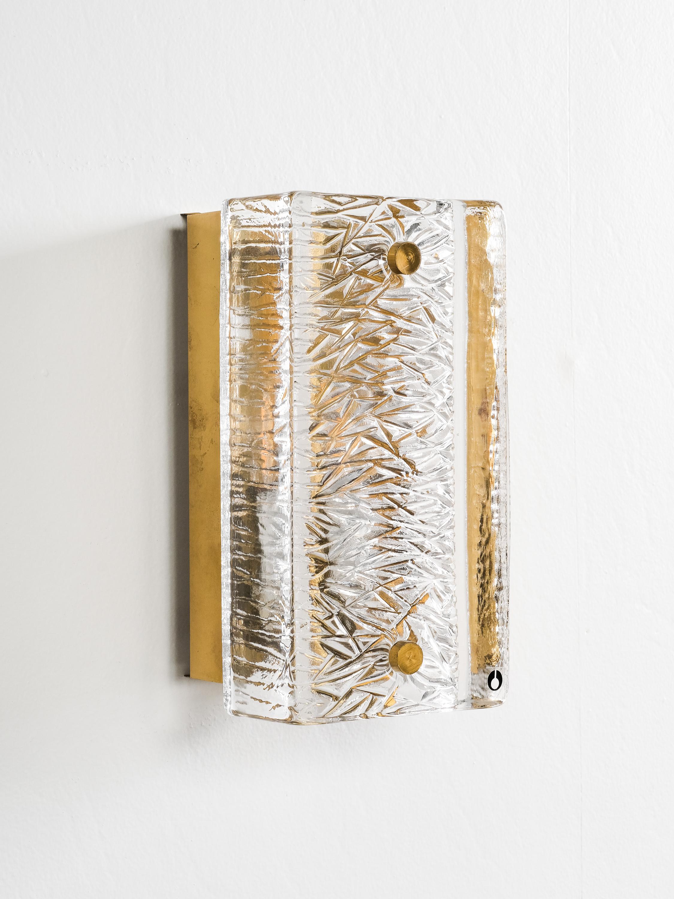 Pair of Pukeberg Brass and Crystal Glass Wall Sconces, Sweden, 1970s Bon état - En vente à Karis, Nyland