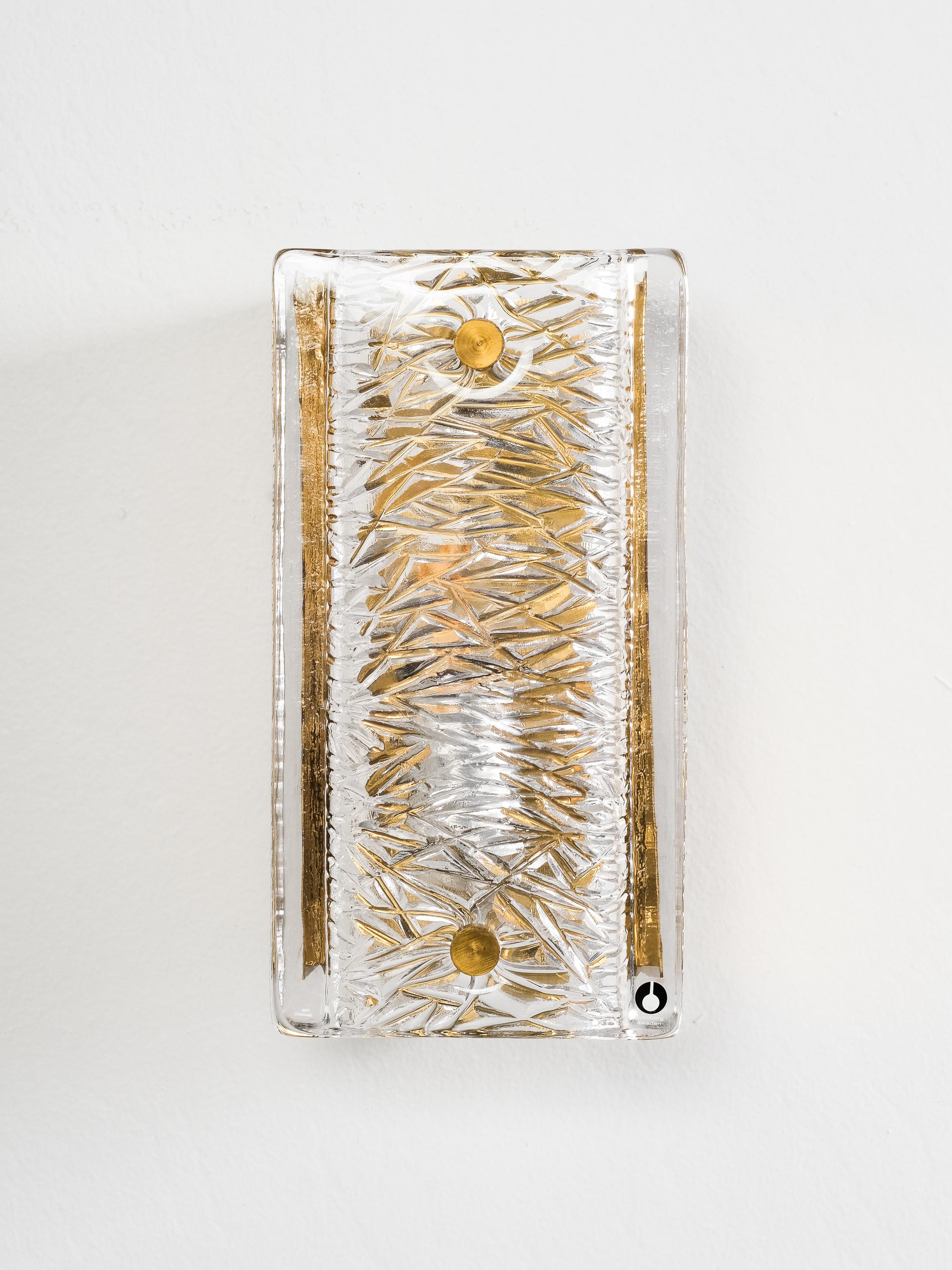 Fin du 20e siècle Pair of Pukeberg Brass and Crystal Glass Wall Sconces, Sweden, 1970s en vente