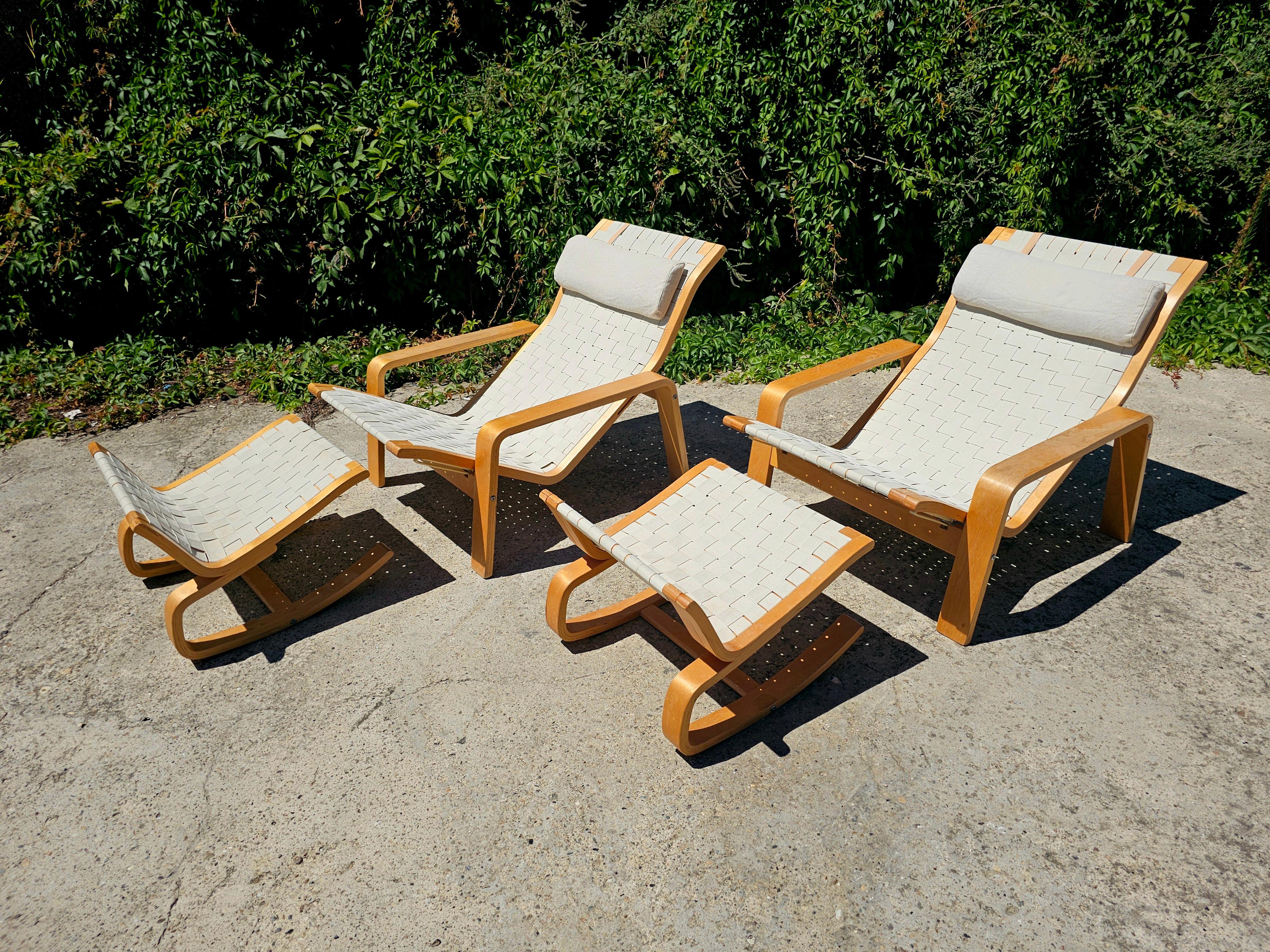 In questa inserzione troverai una coppia di poltrone Pulkka regolabili del Mid Century Modern con ottomani disegnate da Ilmari Lappalainen per IKEA. La sedia ha una base in legno di faggio con un design leggermente organico. La seduta e lo schienale