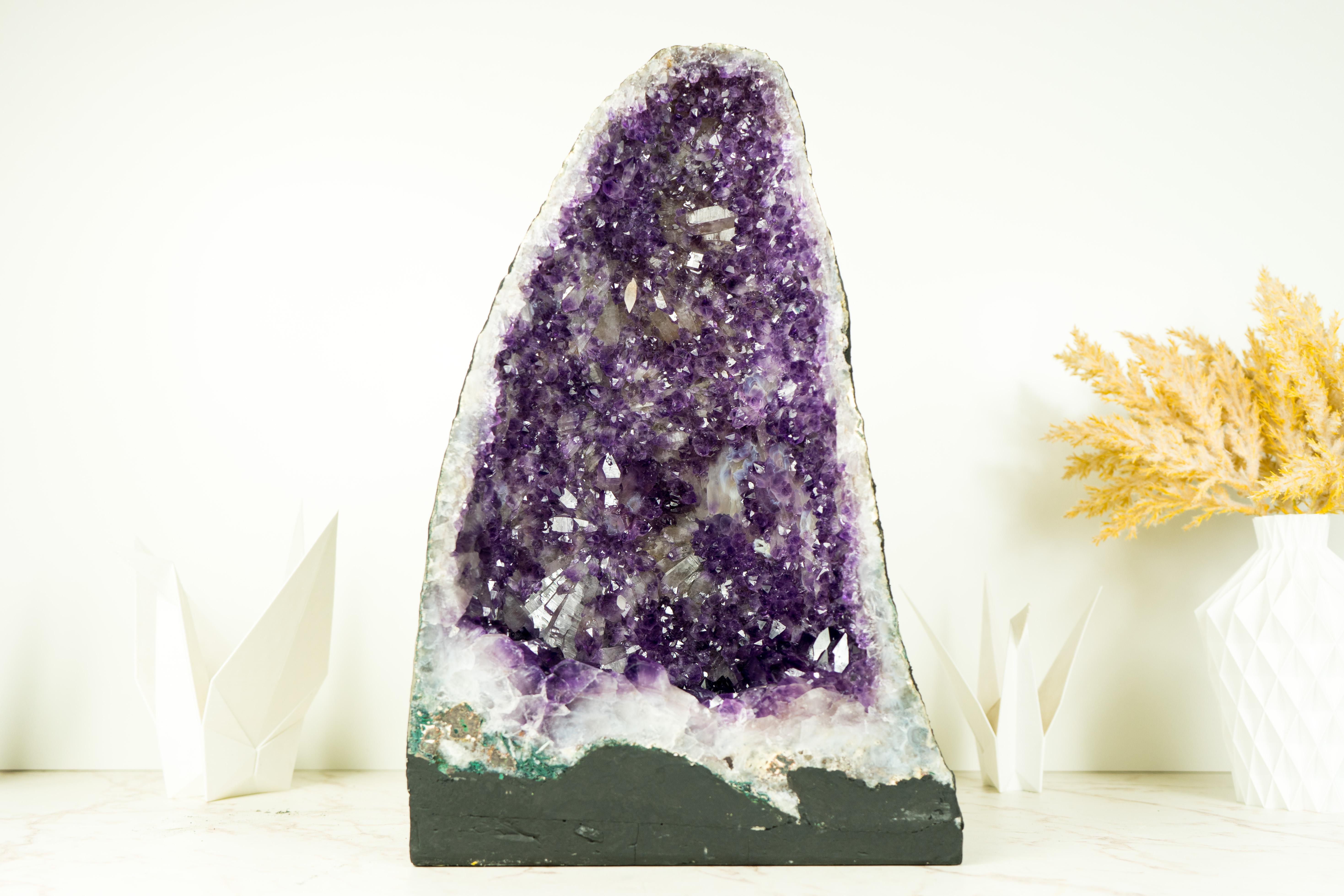 Coppia di geodi di ametista viola con rara formazione di druzy a forma di fiore e calcite in vendita 4