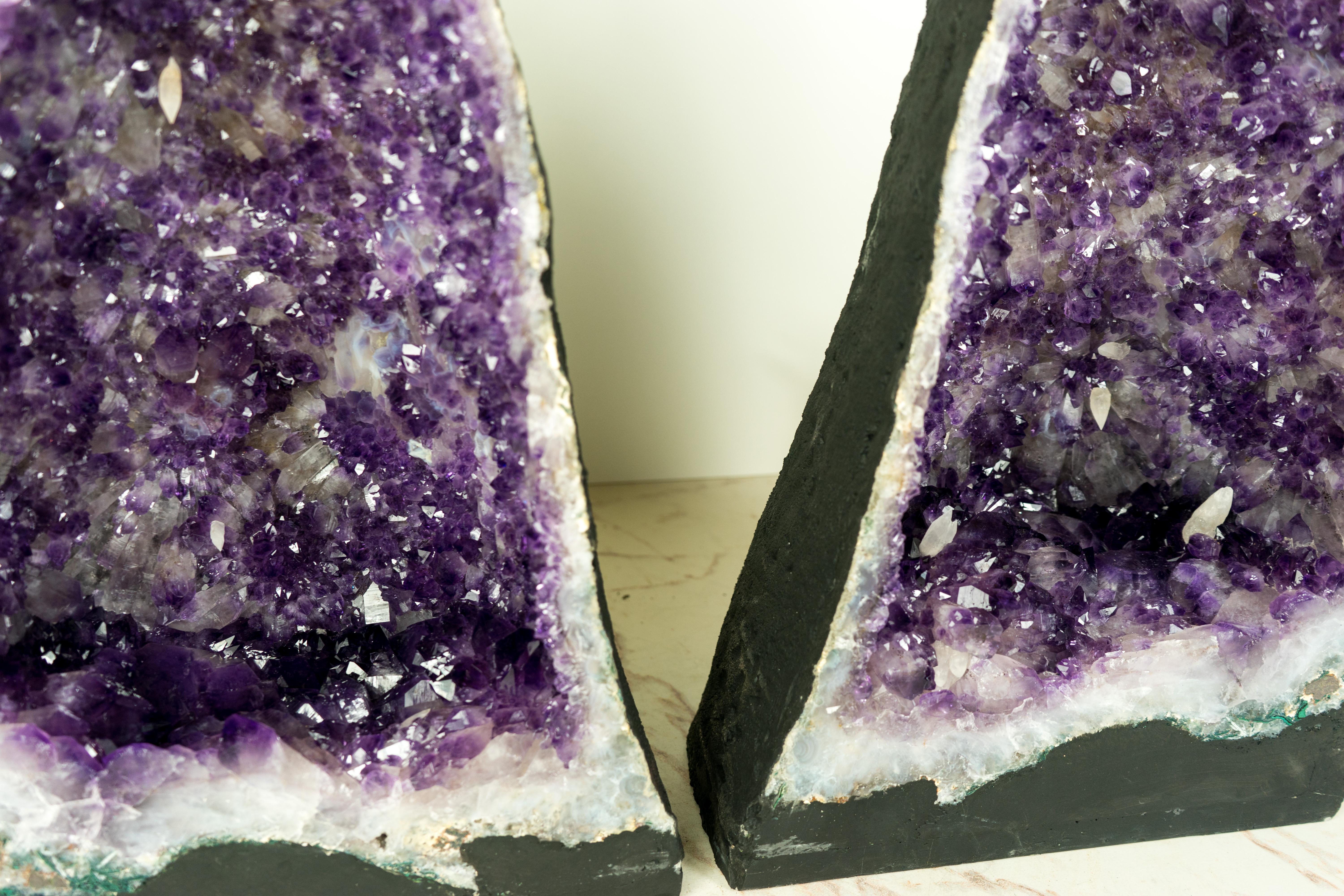 Pair of Purple Amethyst Geodes with Rare Flower-Like Druzy Formation and Calcite In New Condition For Sale In Ametista Do Sul, BR