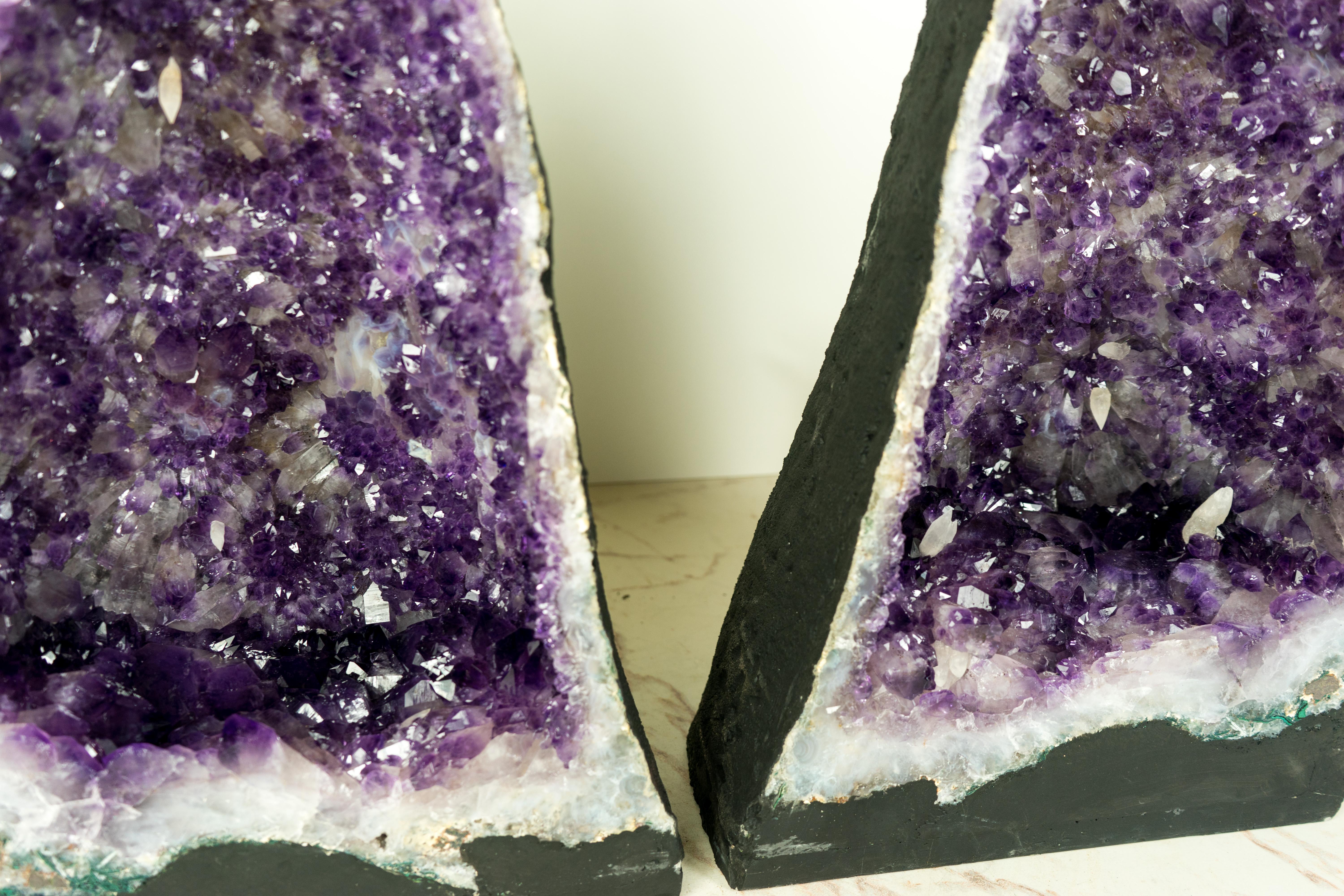 Coppia di geodi di ametista viola con rara formazione di druzy a forma di fiore e calcite In condizioni Nuovo in vendita a Ametista Do Sul, BR
