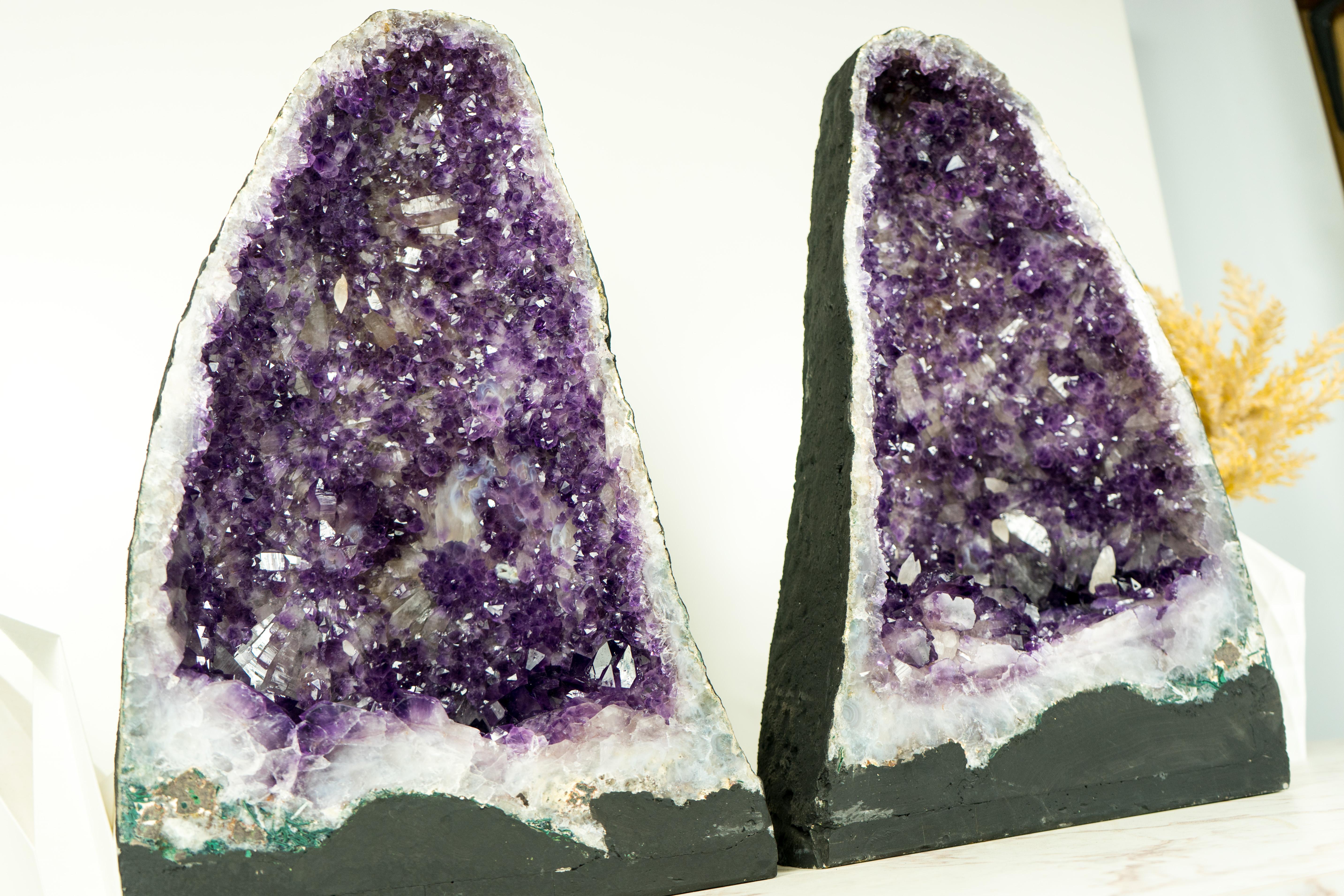 Coppia di geodi di ametista viola con rara formazione di druzy a forma di fiore e calcite in vendita 1