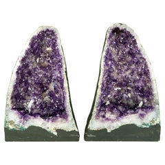 Paar lila Amethyst-Geode mit seltener blumenartiger Druzy-Formation und Calcite